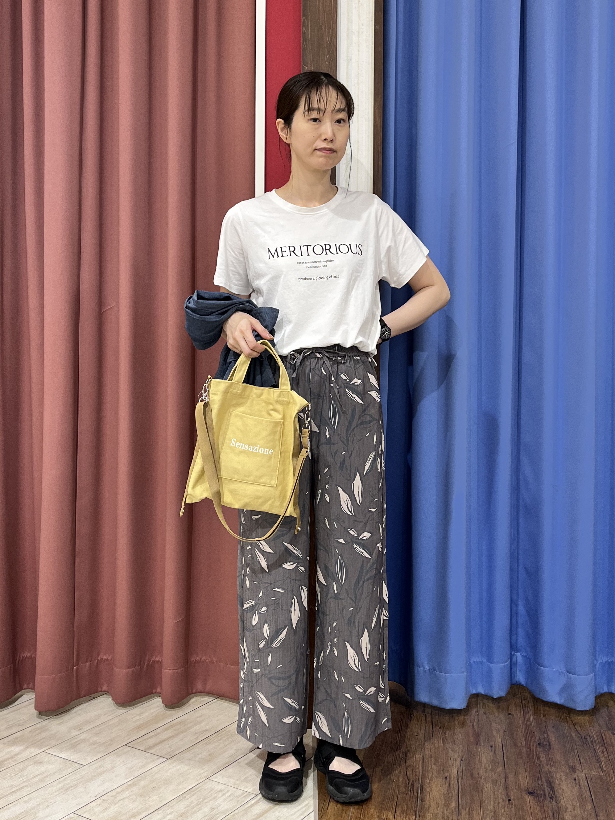 muさんの「SHOO･LA･RUE｜【綿100%/UV/S-LL/体型カバー】ヒップが隠せる 柔らかシアーデニムシャツ」を使ったコーディネート