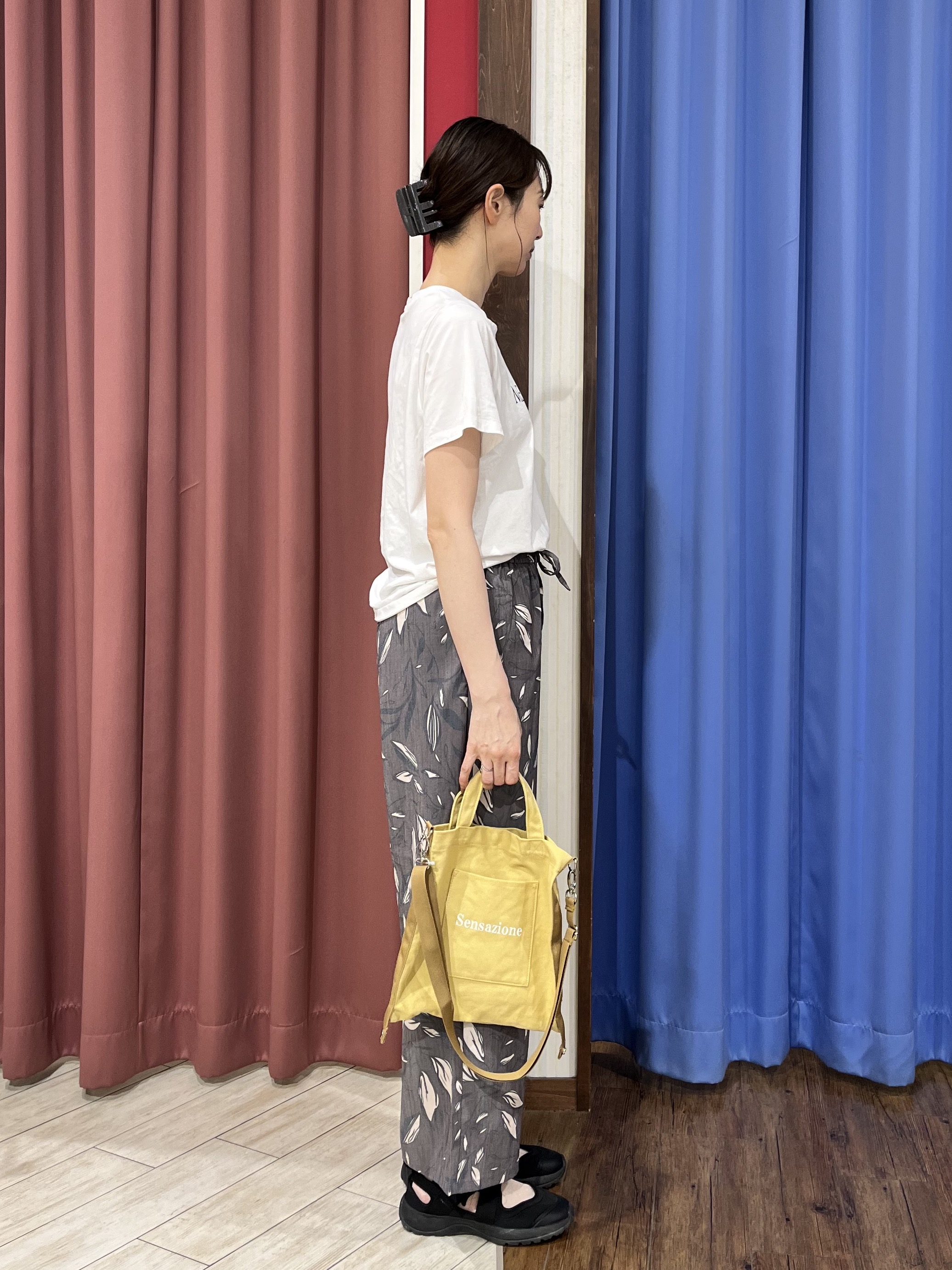 muさんの「SHOO･LA･RUE｜【綿100%/UV/S-LL/体型カバー】ヒップが隠せる 柔らかシアーデニムシャツ」を使ったコーディネート
