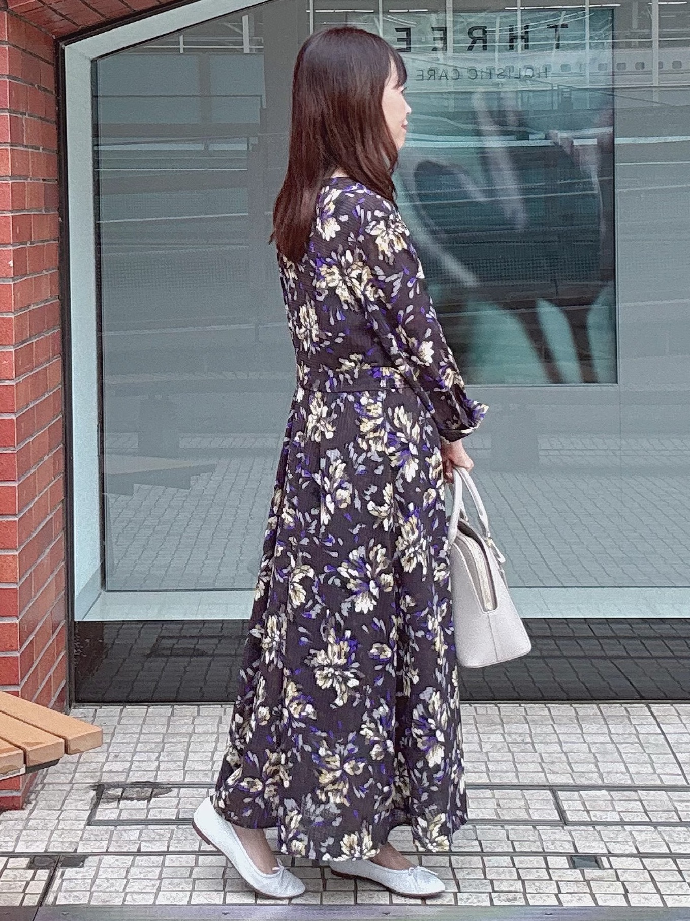 makiさんの「UNTITLED｜【秋映え/花柄】フラワープリントワンピース」を使ったコーディネート