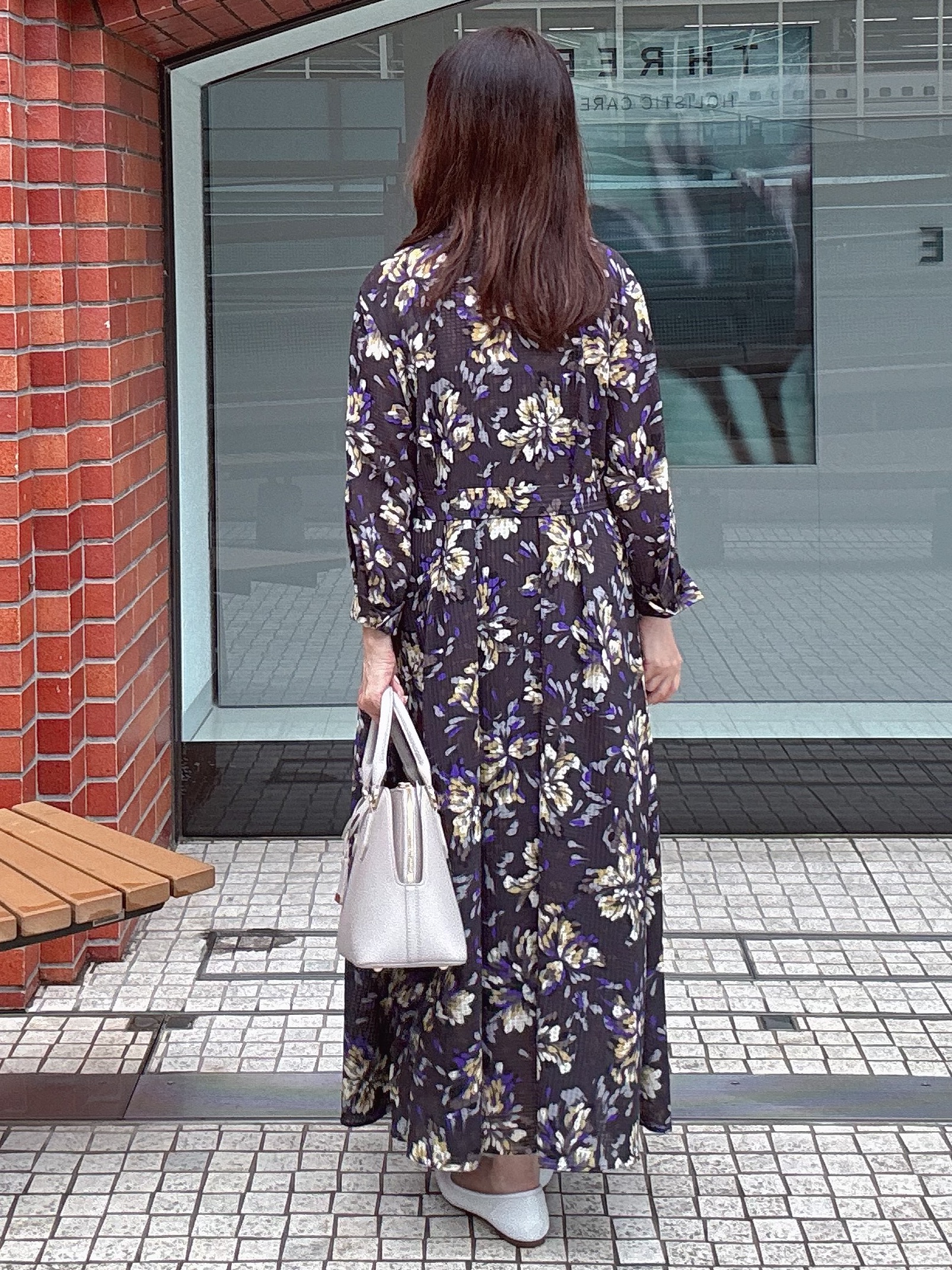 makiさんの「UNTITLED｜【秋映え/花柄】フラワープリントワンピース」を使ったコーディネート