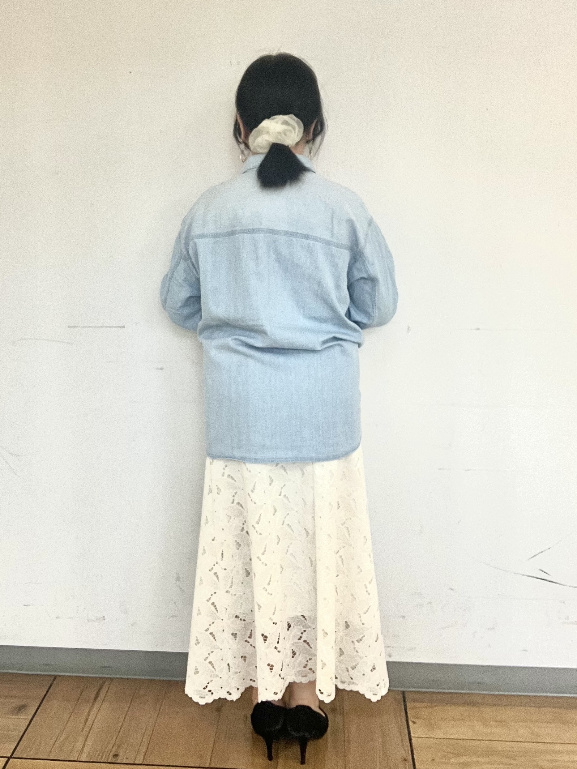 Mizukiさんの「UNTITLED｜【洗える／体型カバー】ライトデニム ワークシャツ」を使ったコーディネート