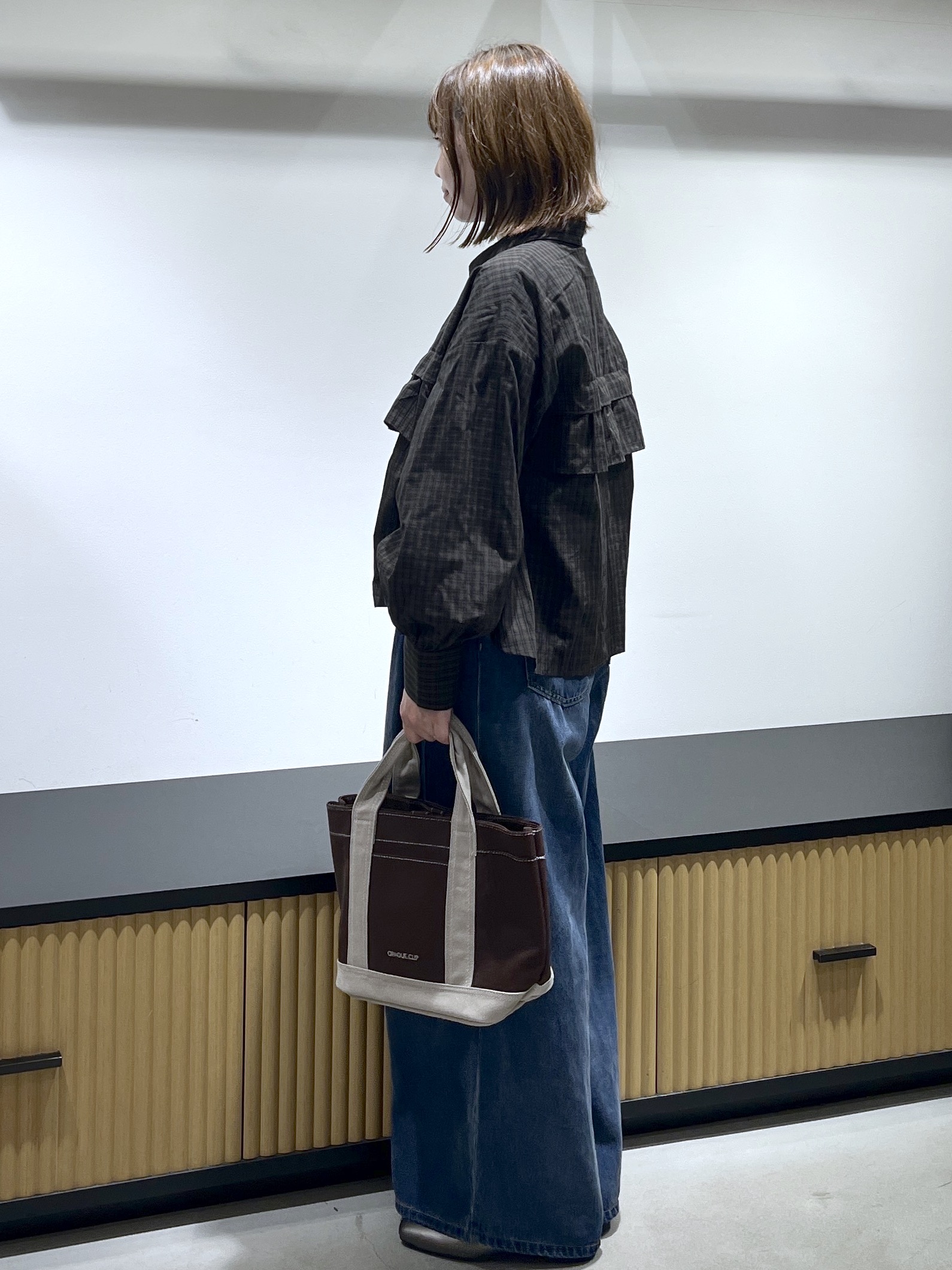 mikiさんの「OPAQUE.CLIP｜シアーチェック フロントフリルショートシャツ【洗濯機OK】」を使ったコーディネート