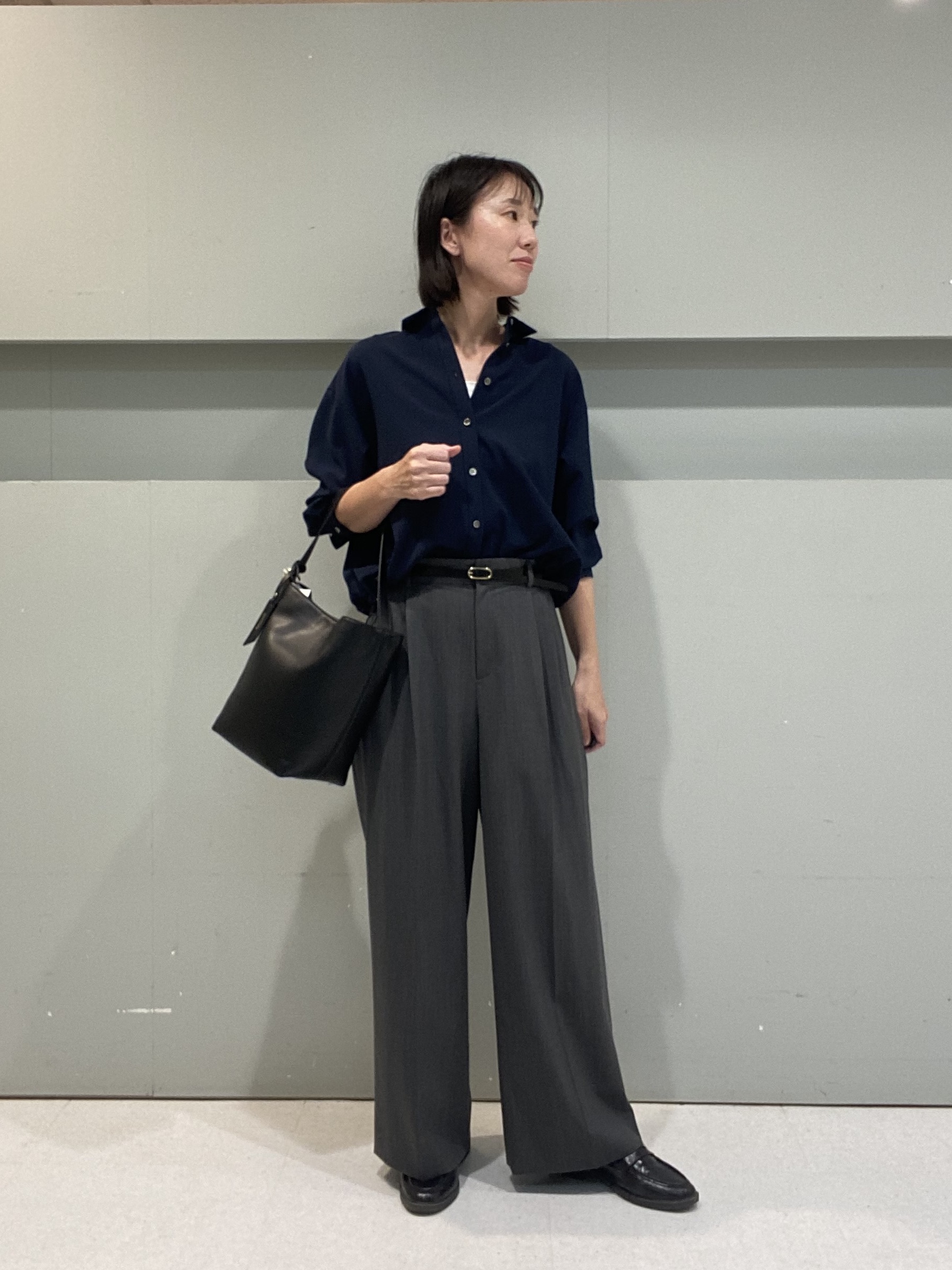 hitomiさんの「UNTITLED｜【秋羽織り/セットアップ可/UVカット】エアリークールドロストシャツ」を使ったコーディネート