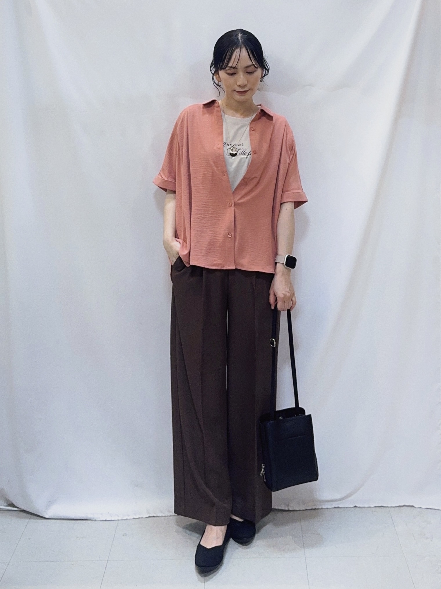 𝐇𝐢𝐫𝐨𝐦𝐢さんの「SHOO･LA･RUE｜【ひんやり/洗濯後しわになりにくい/体型カバー】二の腕も隠せる　お袖ロールアップ半袖シャツ」を使ったコーディネート