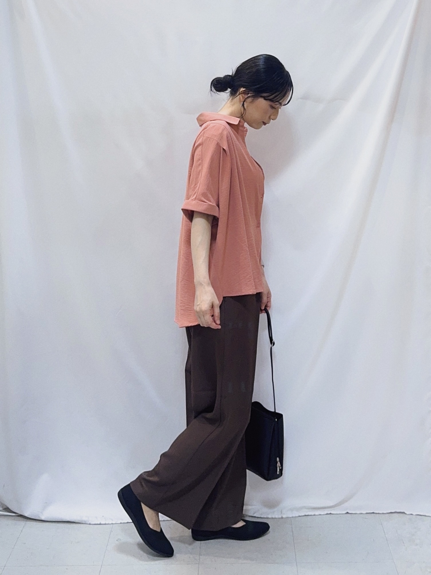 𝐇𝐢𝐫𝐨𝐦𝐢さんの「SHOO･LA･RUE｜【ひんやり/洗濯後しわになりにくい/体型カバー】二の腕も隠せる　お袖ロールアップ半袖シャツ」を使ったコーディネート