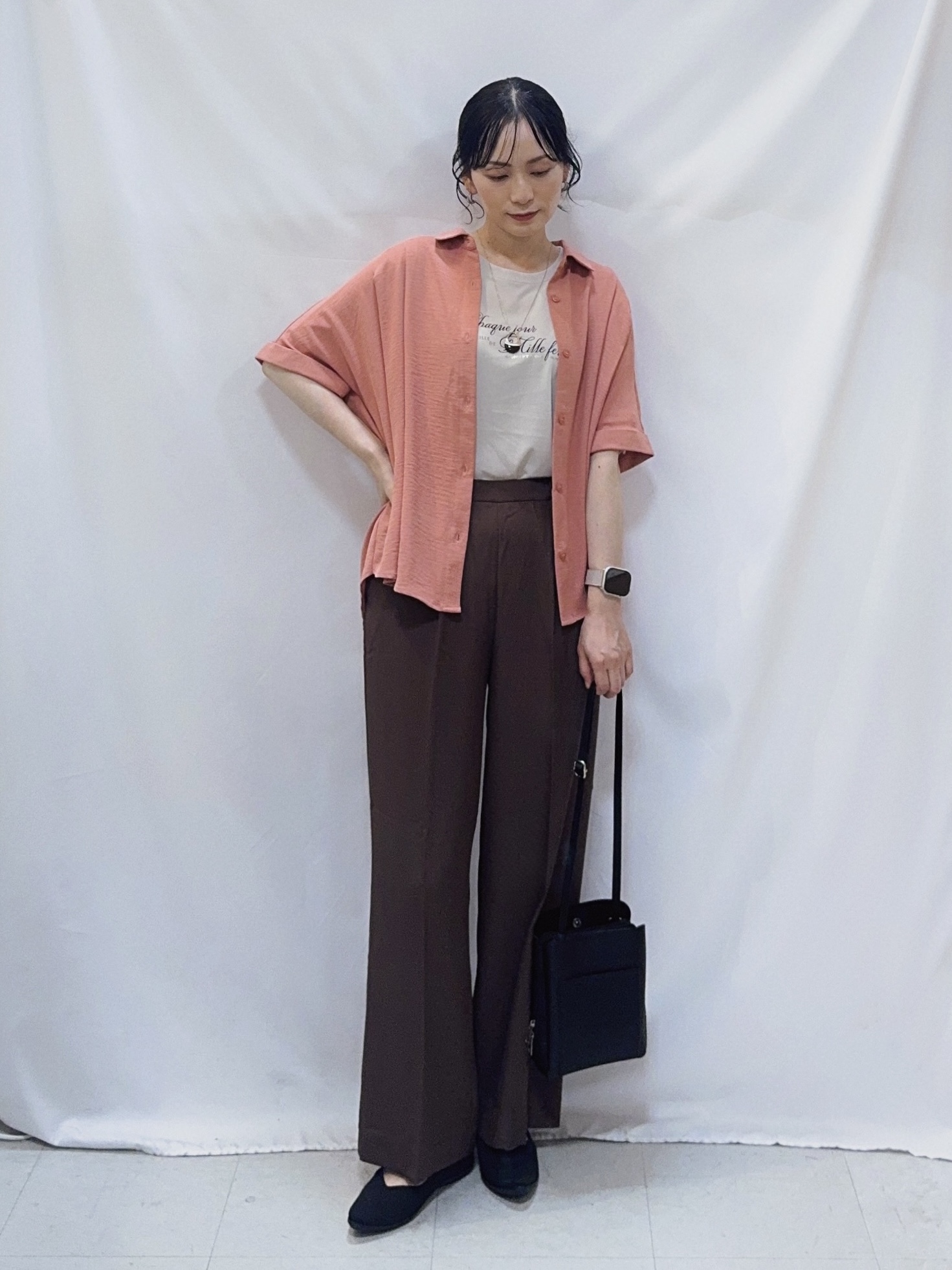 𝐇𝐢𝐫𝐨𝐦𝐢さんの「SHOO･LA･RUE｜【ひんやり/洗濯後しわになりにくい/体型カバー】二の腕も隠せる　お袖ロールアップ半袖シャツ」を使ったコーディネート
