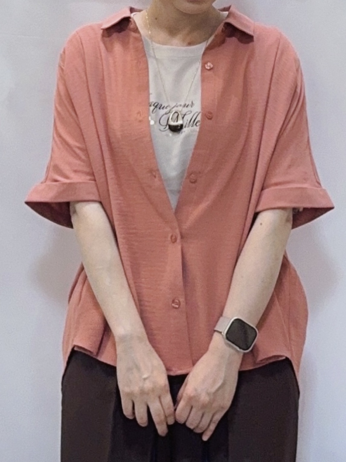 𝐇𝐢𝐫𝐨𝐦𝐢さんの「SHOO･LA･RUE｜【ひんやり/洗濯後しわになりにくい/体型カバー】二の腕も隠せる　お袖ロールアップ半袖シャツ」を使ったコーディネート