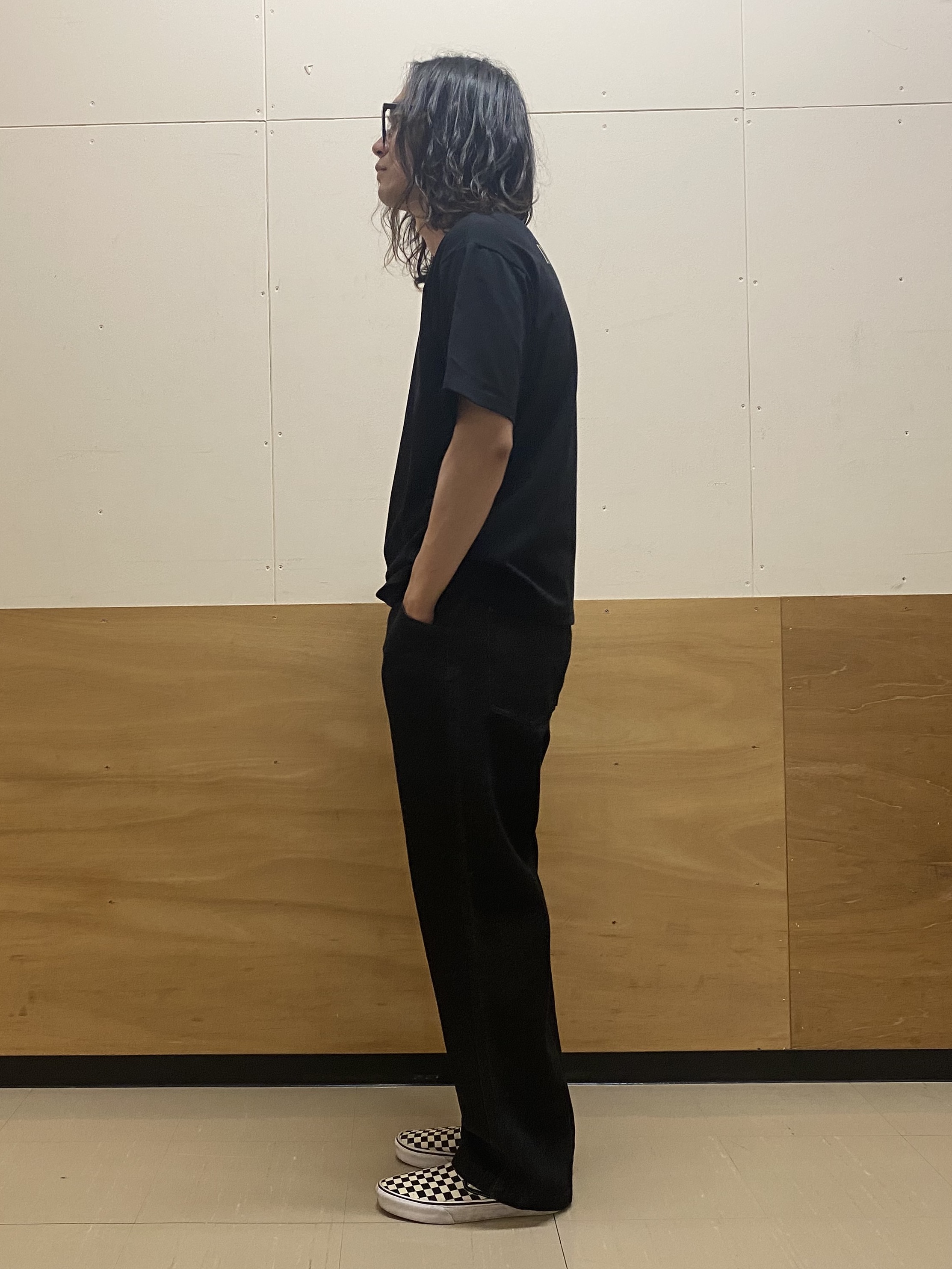 keyさんの「THE SHOP TK｜頭文字D 別注 『フジワラ』 グラフィック半袖Tシャツ ステッカー＆チャーム付き」を使ったコーディネート