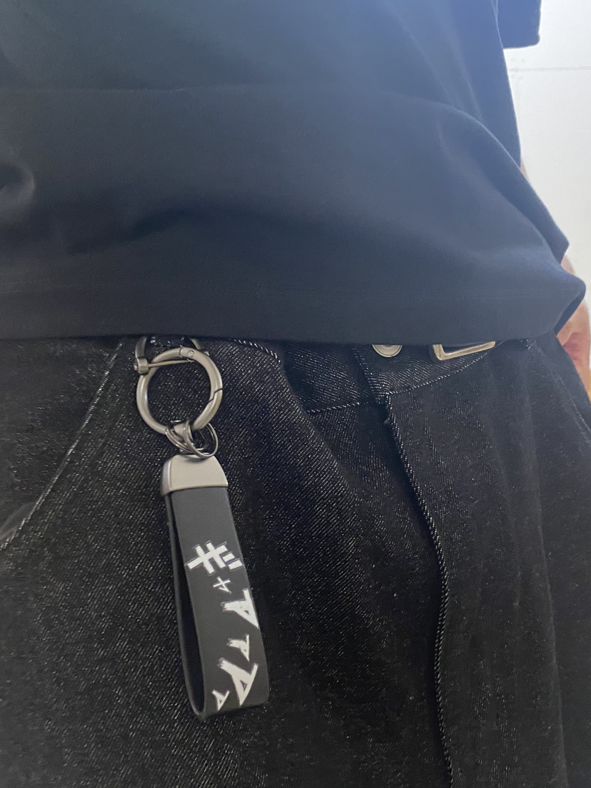 keyさんの「THE SHOP TK｜頭文字D 別注 『フジワラ』 グラフィック半袖Tシャツ ステッカー＆チャーム付き」を使ったコーディネート