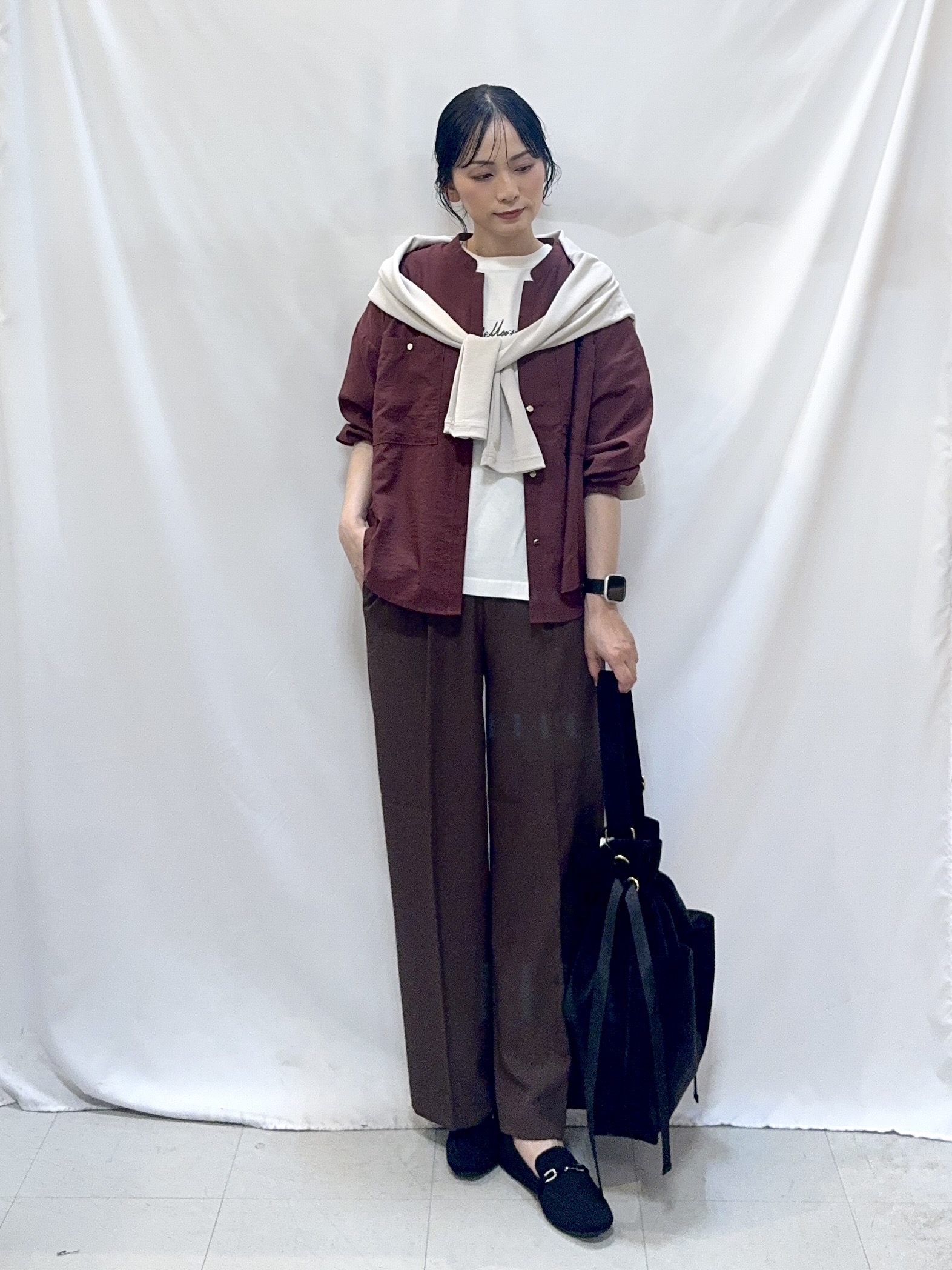 𝐇𝐢𝐫𝐨𝐦𝐢さんの「SHOO･LA･RUE｜【洗濯後しわになりにくい/S-LL】キーネック金ボタンポケットシャツ」を使ったコーディネート