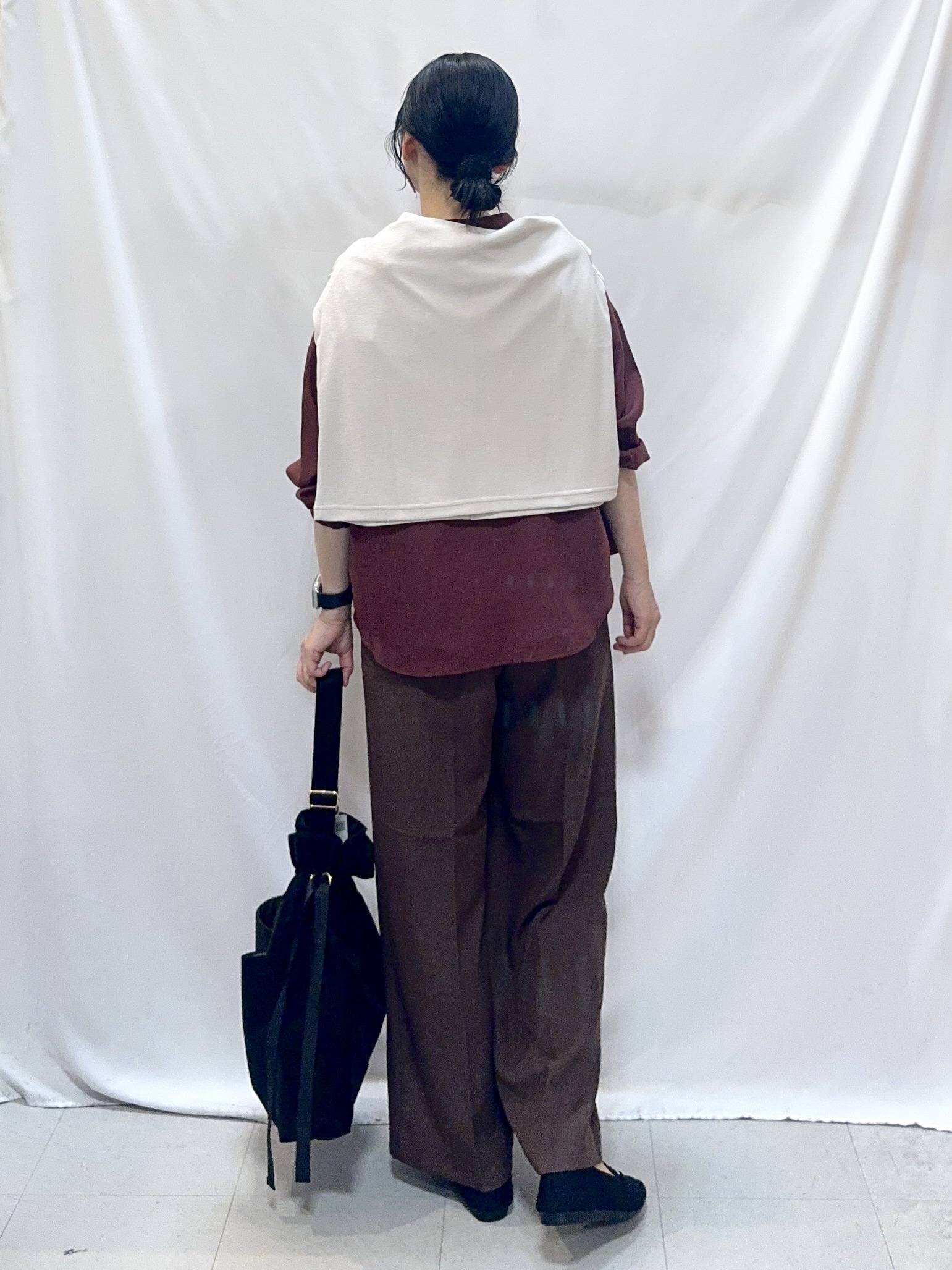 𝐇𝐢𝐫𝐨𝐦𝐢さんの「SHOO･LA･RUE｜【洗濯後しわになりにくい/S-LL】キーネック金ボタンポケットシャツ」を使ったコーディネート