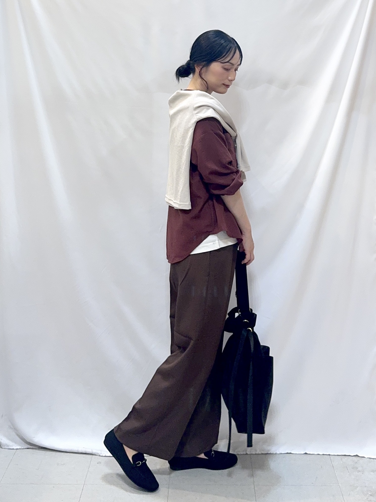 𝐇𝐢𝐫𝐨𝐦𝐢さんの「SHOO･LA･RUE｜【洗濯後しわになりにくい/S-LL】キーネック金ボタンポケットシャツ」を使ったコーディネート