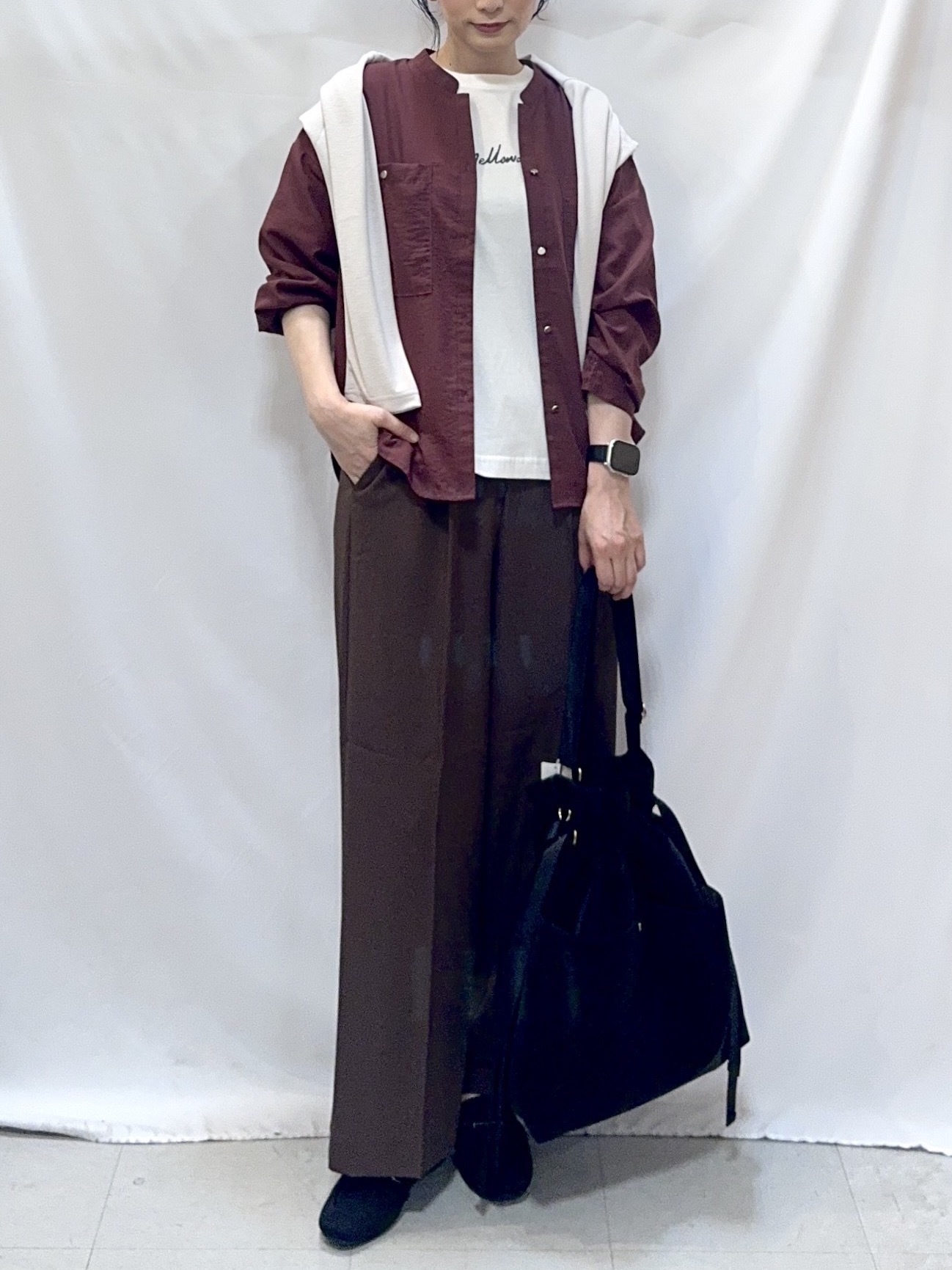 𝐇𝐢𝐫𝐨𝐦𝐢さんの「SHOO･LA･RUE｜【洗濯後しわになりにくい/S-LL】キーネック金ボタンポケットシャツ」を使ったコーディネート