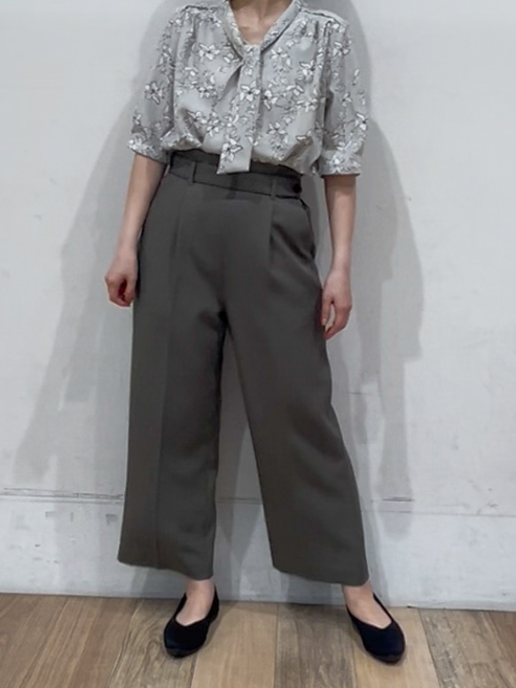 山さんさんの「grove｜【洗濯機OK/シワになりにくい】1枚で華やぐ配色ボウタイブラウス」を使ったコーディネート