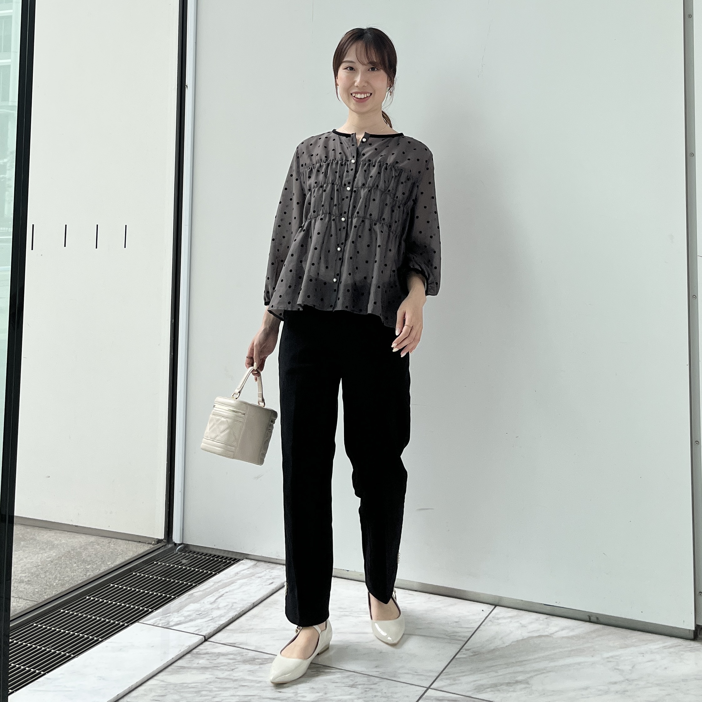はばさんの「Couture brooch｜【セットアップ可・着映えて上品】フロッキードットブラウス」を使ったコーディネート