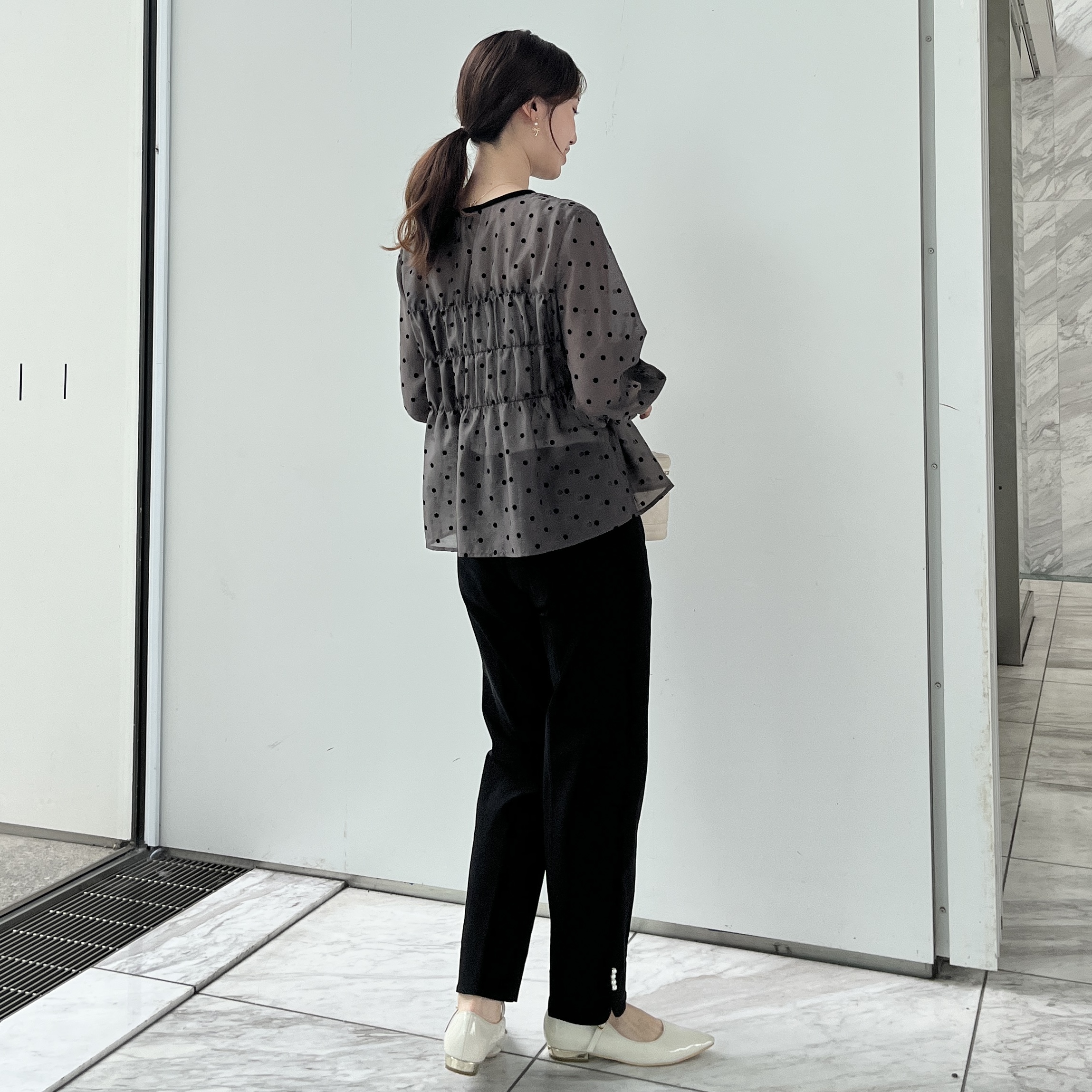 はばさんの「Couture brooch｜【セットアップ可・着映えて上品】フロッキードットブラウス」を使ったコーディネート