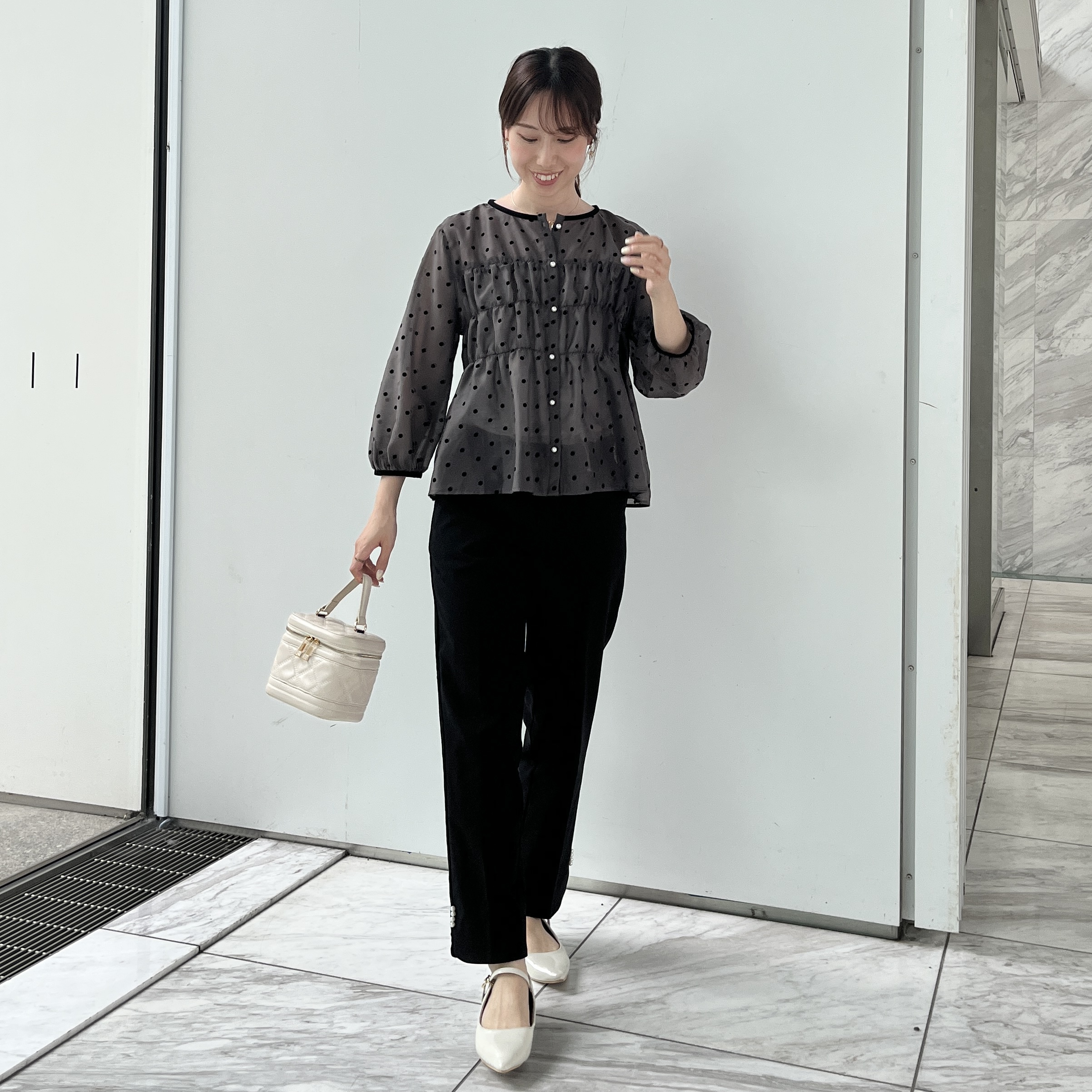 はばさんの「Couture brooch｜【セットアップ可・着映えて上品】フロッキードットブラウス」を使ったコーディネート