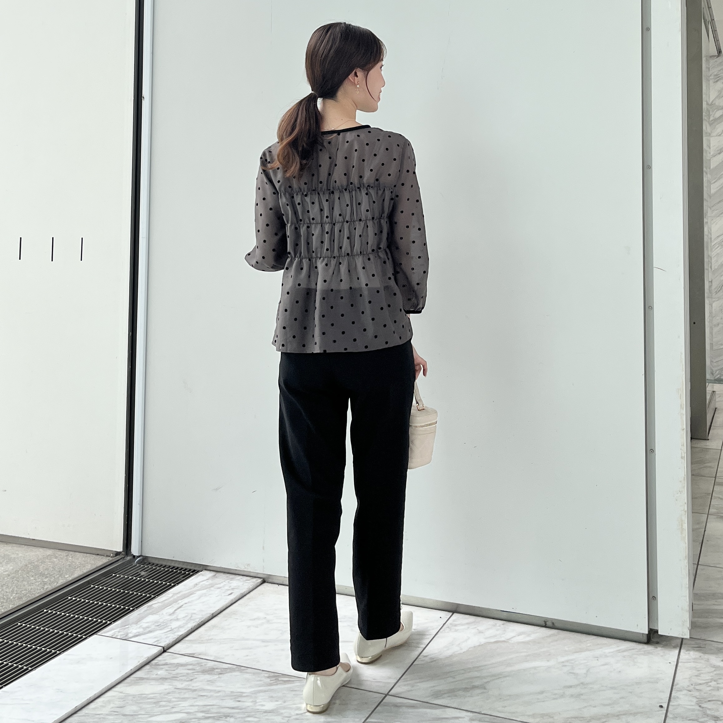 はばさんの「Couture brooch｜【セットアップ可・着映えて上品】フロッキードットブラウス」を使ったコーディネート
