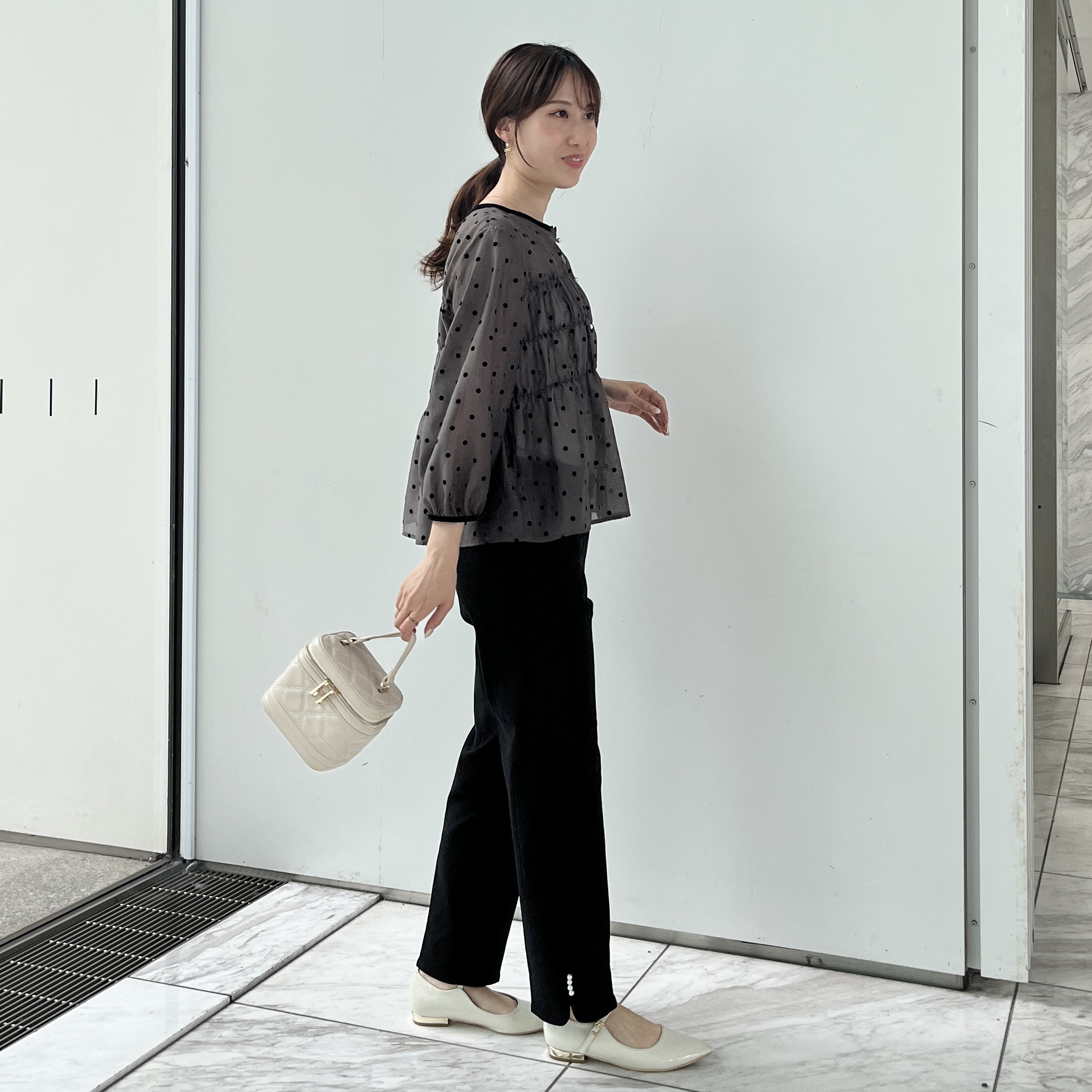 はばさんの「Couture brooch｜【セットアップ可・着映えて上品】フロッキードットブラウス」を使ったコーディネート