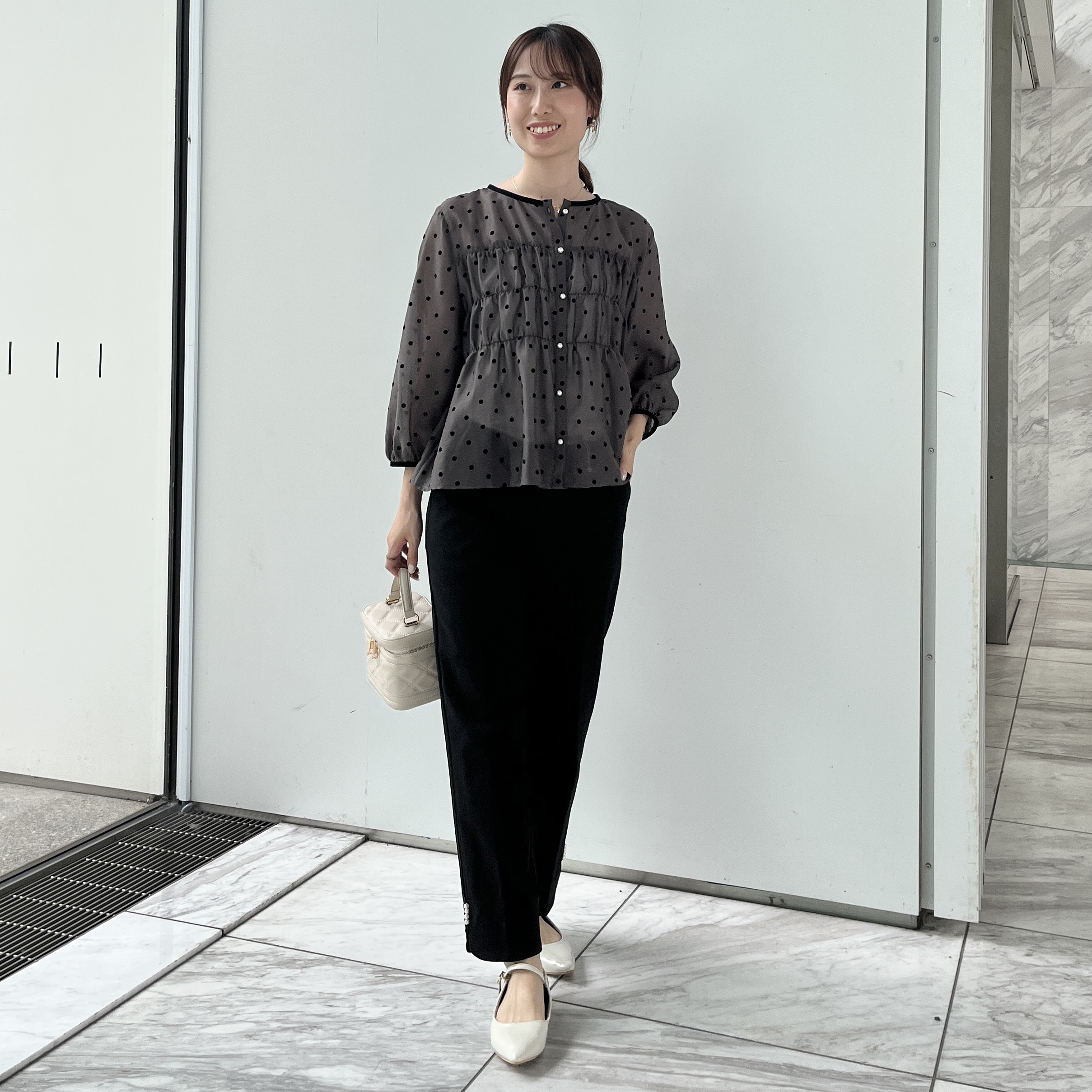 はばさんの「Couture brooch｜【セットアップ可・着映えて上品】フロッキードットブラウス」を使ったコーディネート