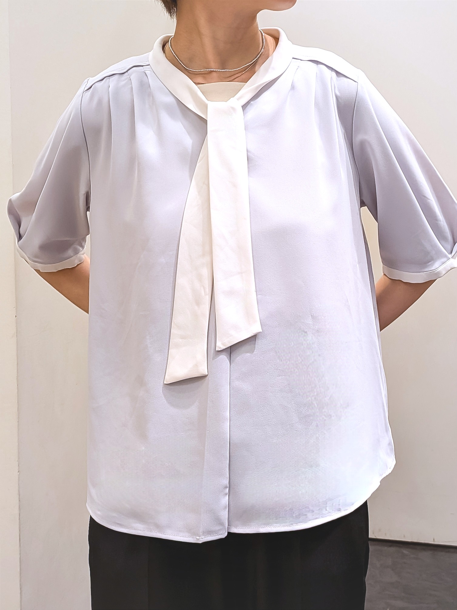 やまちゃんさんの「grove｜【洗濯機OK/シワになりにくい】1枚で華やぐ配色ボウタイブラウス」を使ったコーディネート