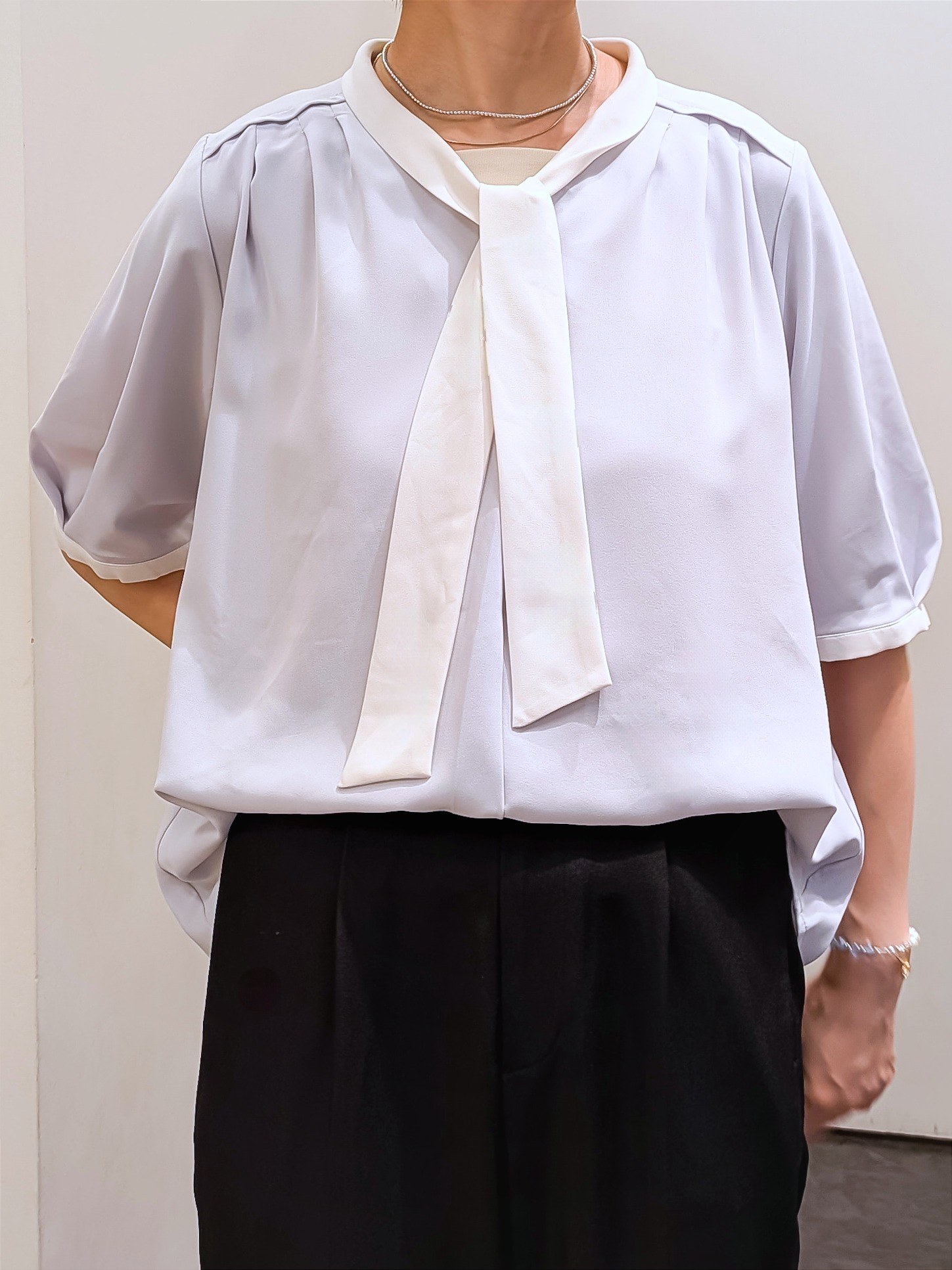 やまちゃんさんの「grove｜【洗濯機OK/シワになりにくい】1枚で華やぐ配色ボウタイブラウス」を使ったコーディネート