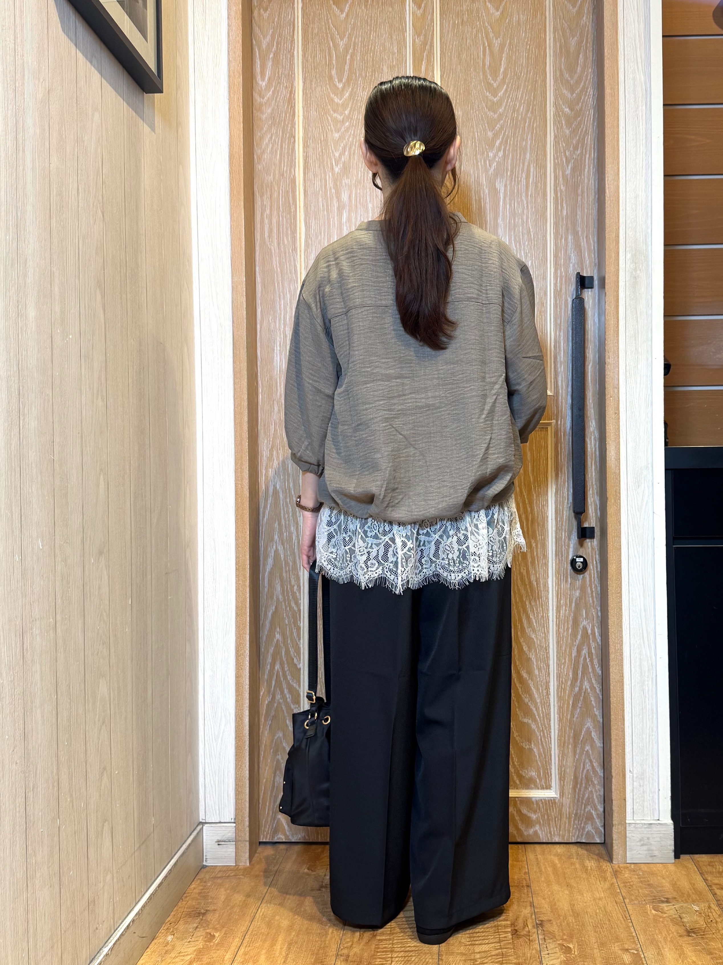 KAORIさんの「SHOO･LA･RUE｜【S-LL】裾レースで女性らしさをプラス レイヤード風 タックスキッパーブラウス」を使ったコーディネート