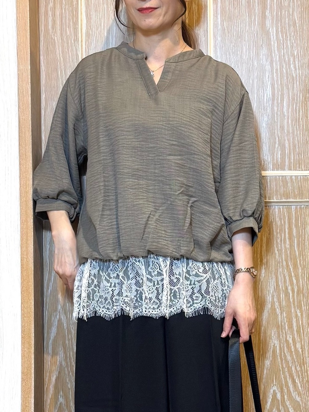 KAORIさんの「SHOO･LA･RUE｜【S-LL】裾レースで女性らしさをプラス レイヤード風 タックスキッパーブラウス」を使ったコーディネート
