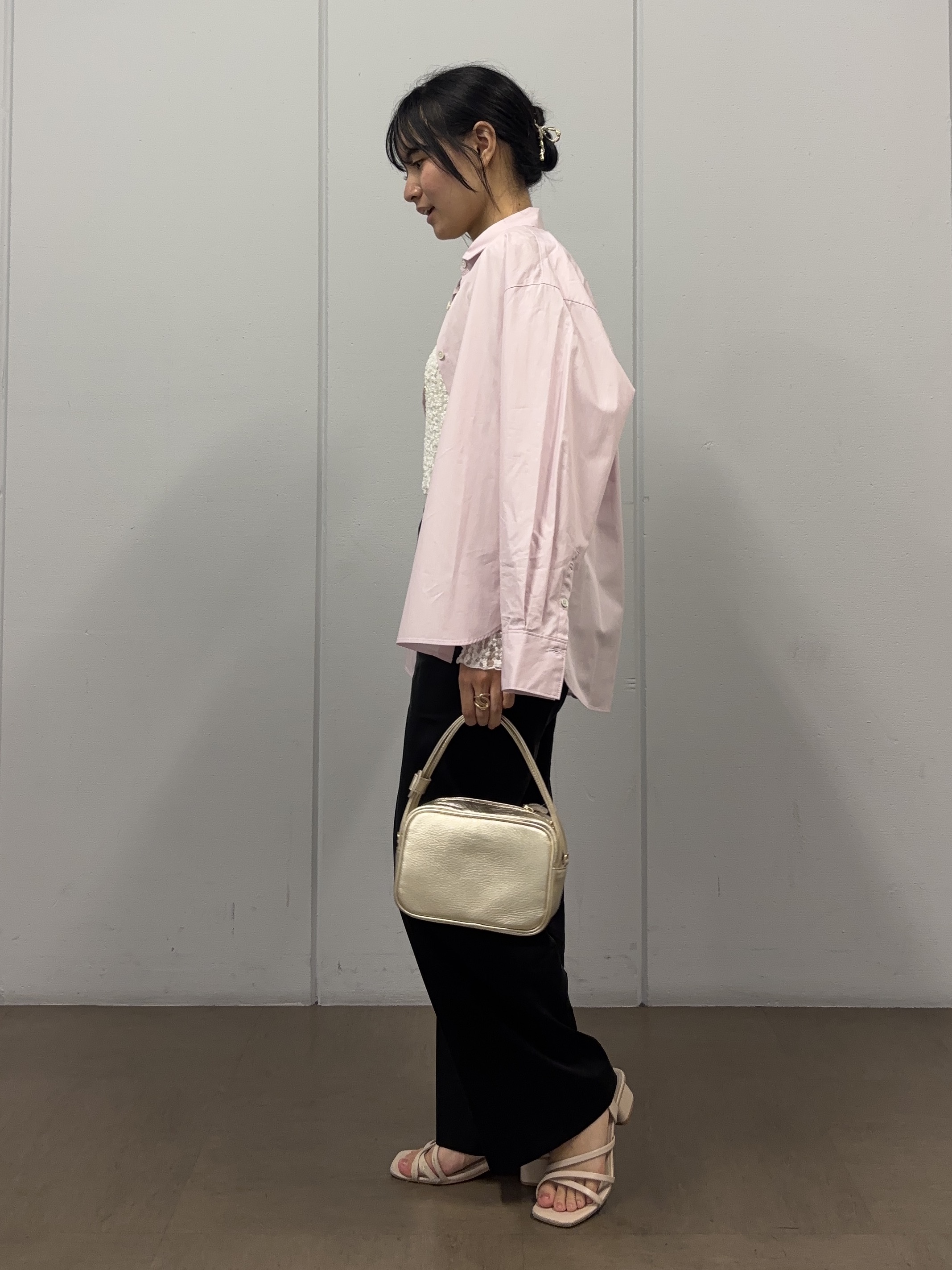岩本優さんの「UNTITLED｜【羽織りのインナーに】レースプルオーバー」を使ったコーディネート
