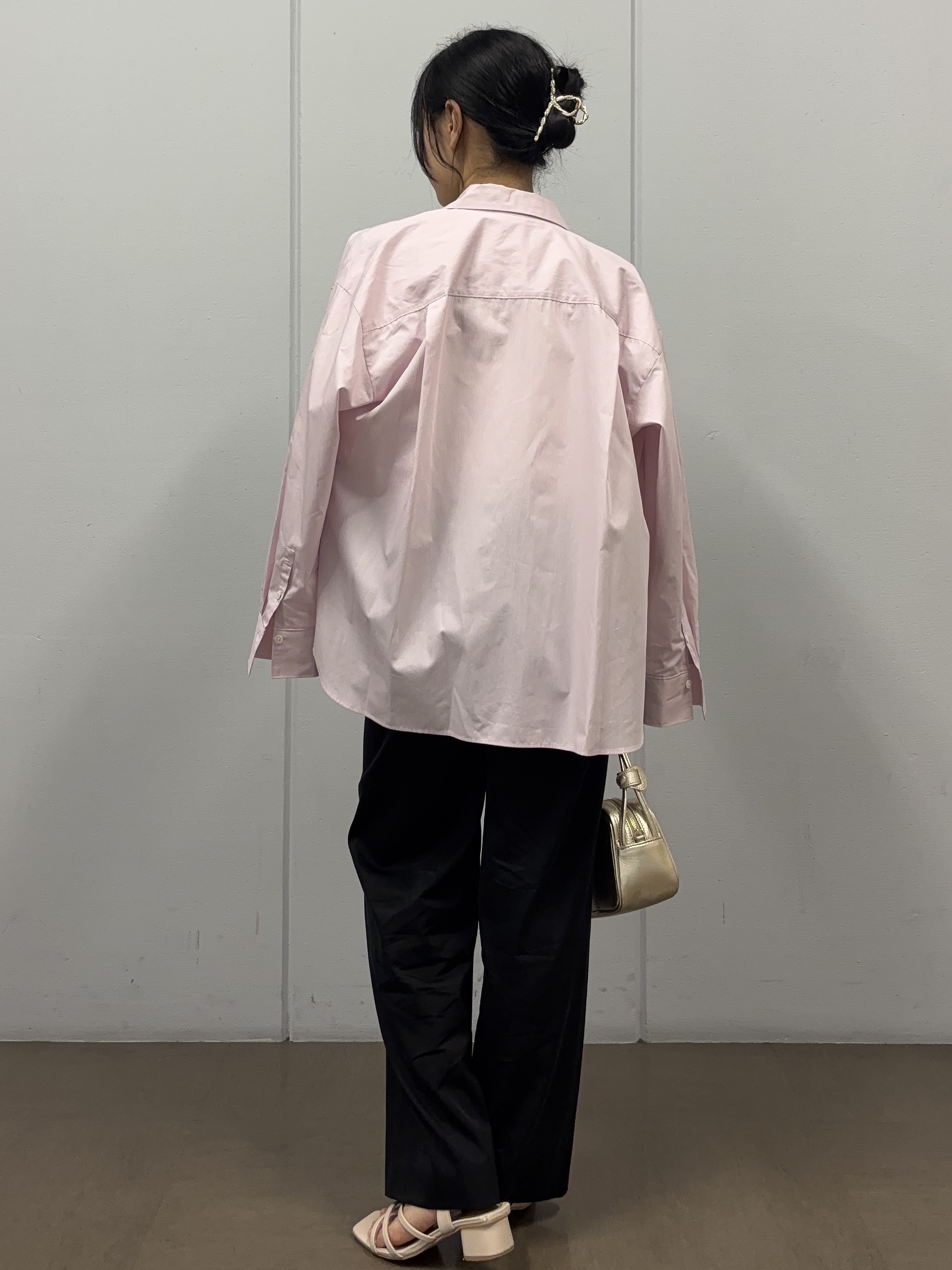 岩本優さんの「UNTITLED｜【羽織りのインナーに】レースプルオーバー」を使ったコーディネート