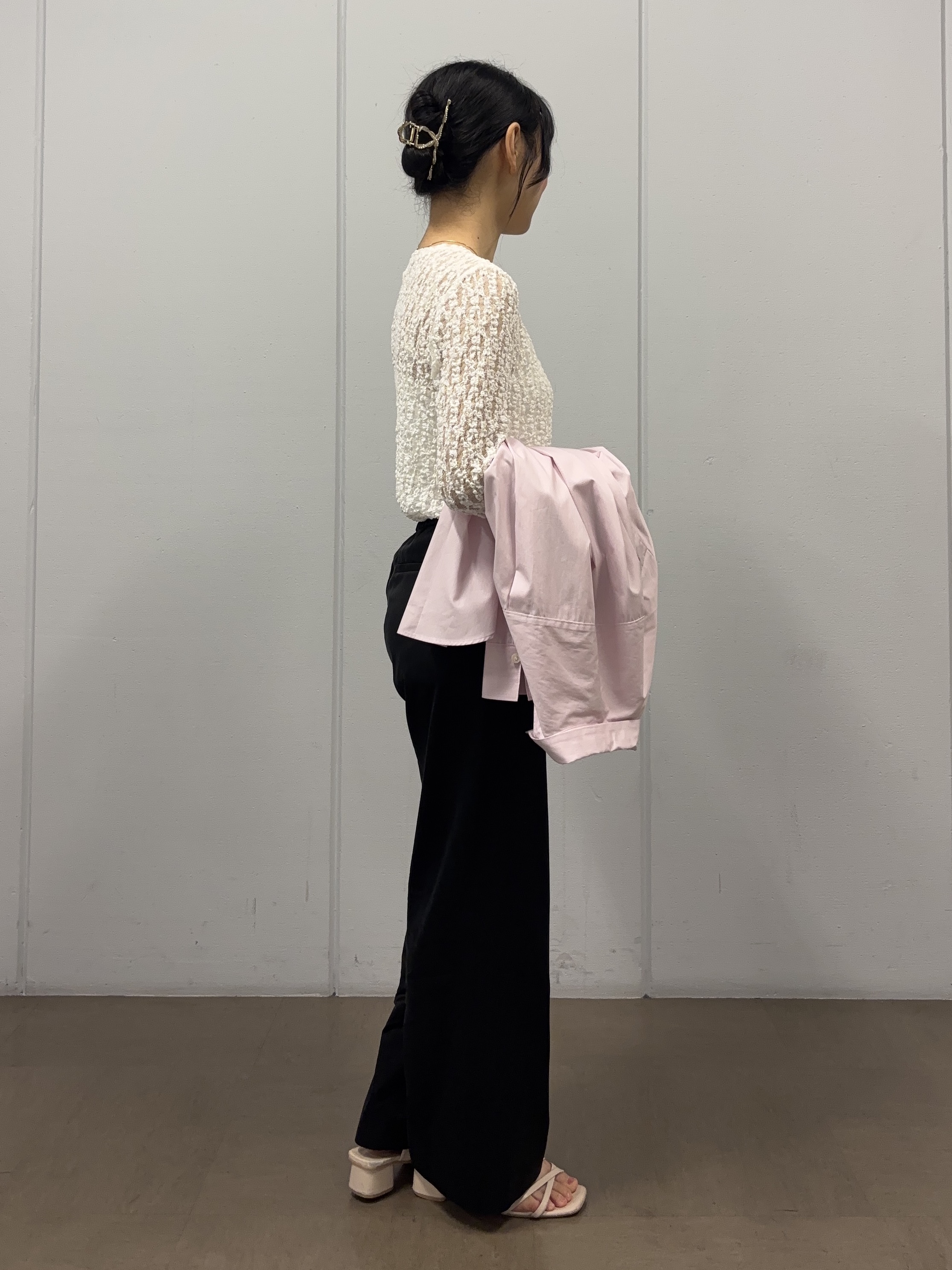 岩本優さんの「UNTITLED｜【羽織りのインナーに】レースプルオーバー」を使ったコーディネート