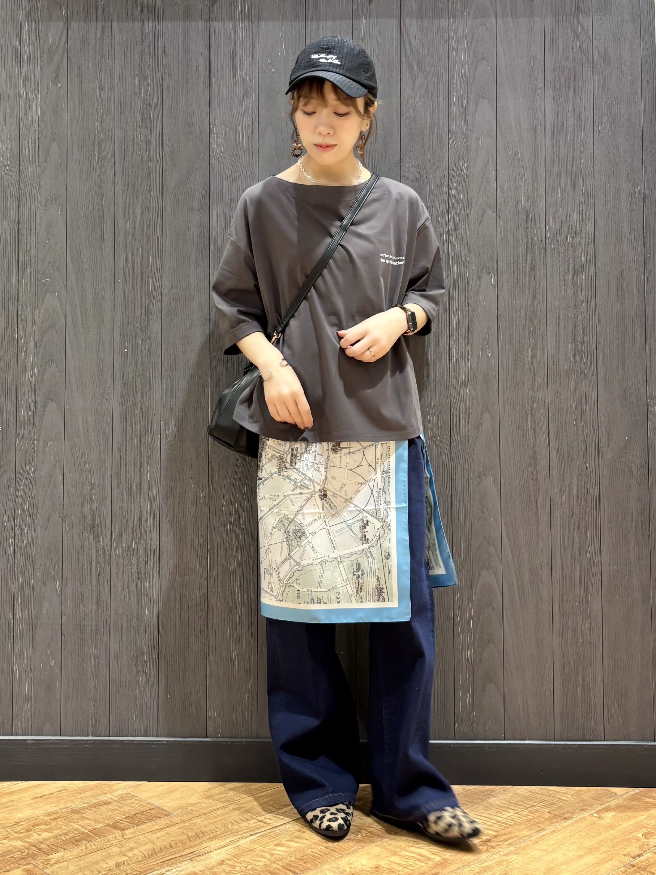 meiさんの「SHOO･LA･RUE｜【ひんやり/体型カバー】首元すっきり ゆるバックギャザーTシャツ」を使ったコーディネート