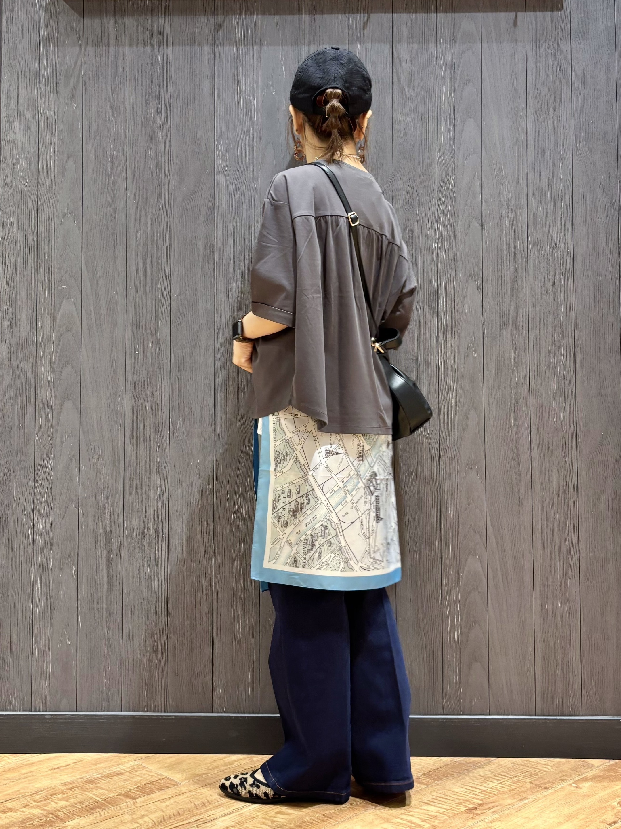 meiさんの「SHOO･LA･RUE｜【ひんやり/体型カバー】首元すっきり ゆるバックギャザーTシャツ」を使ったコーディネート