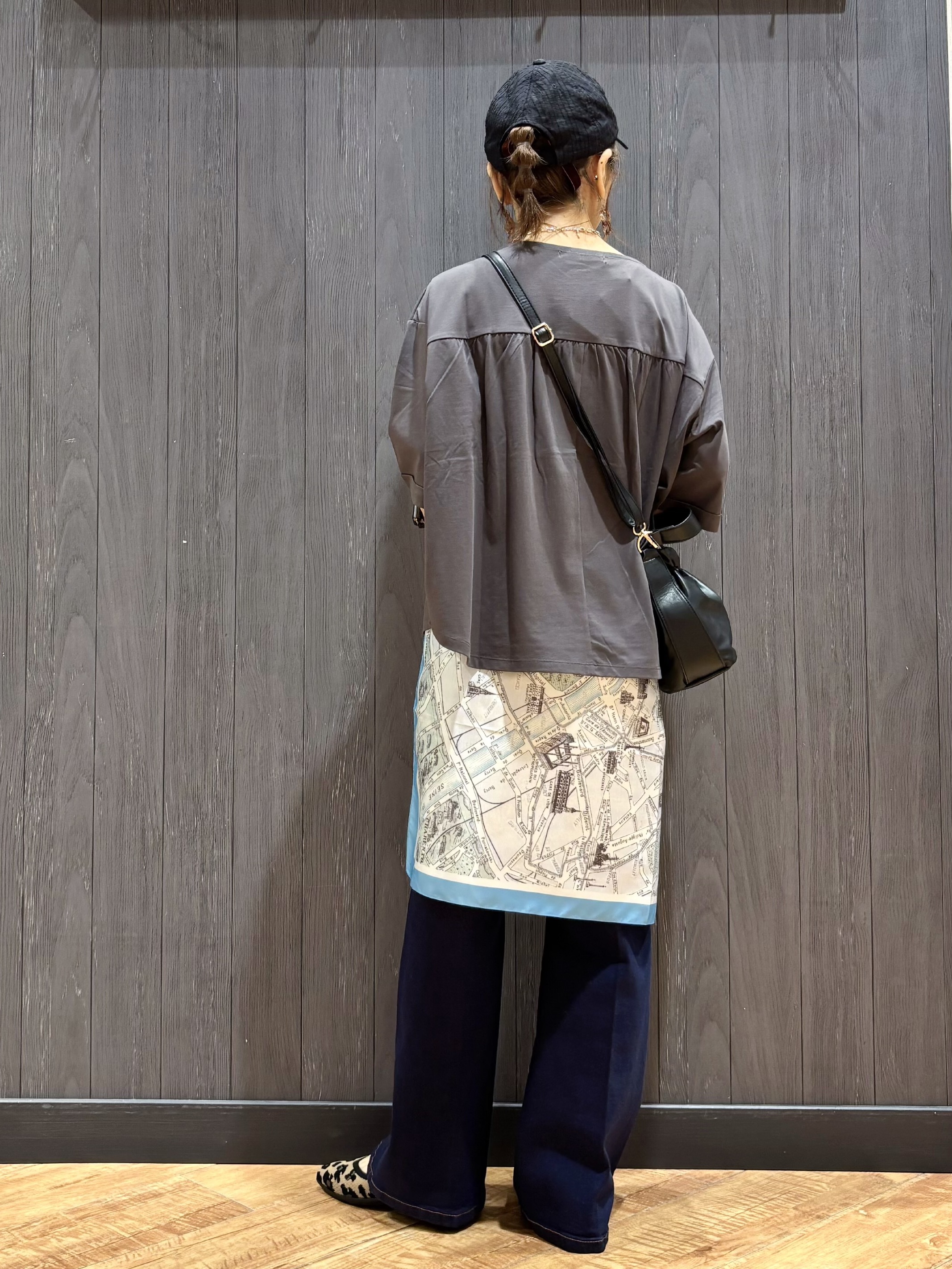 meiさんの「SHOO･LA･RUE｜【ひんやり/体型カバー】首元すっきり ゆるバックギャザーTシャツ」を使ったコーディネート
