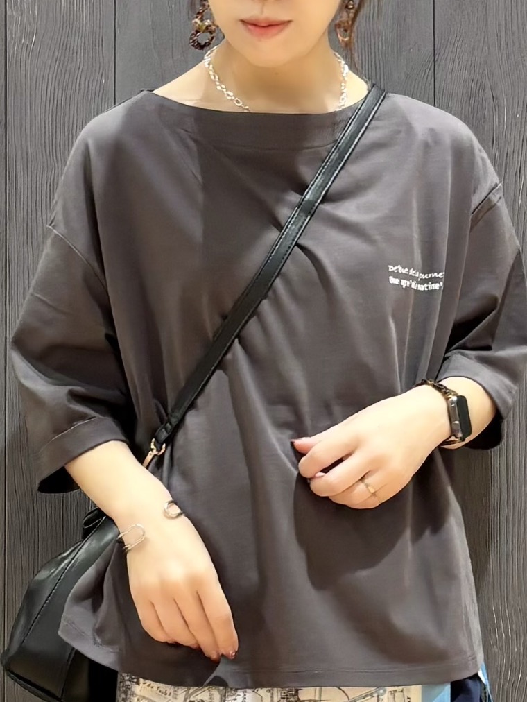 meiさんの「SHOO･LA･RUE｜【ひんやり/体型カバー】首元すっきり ゆるバックギャザーTシャツ」を使ったコーディネート