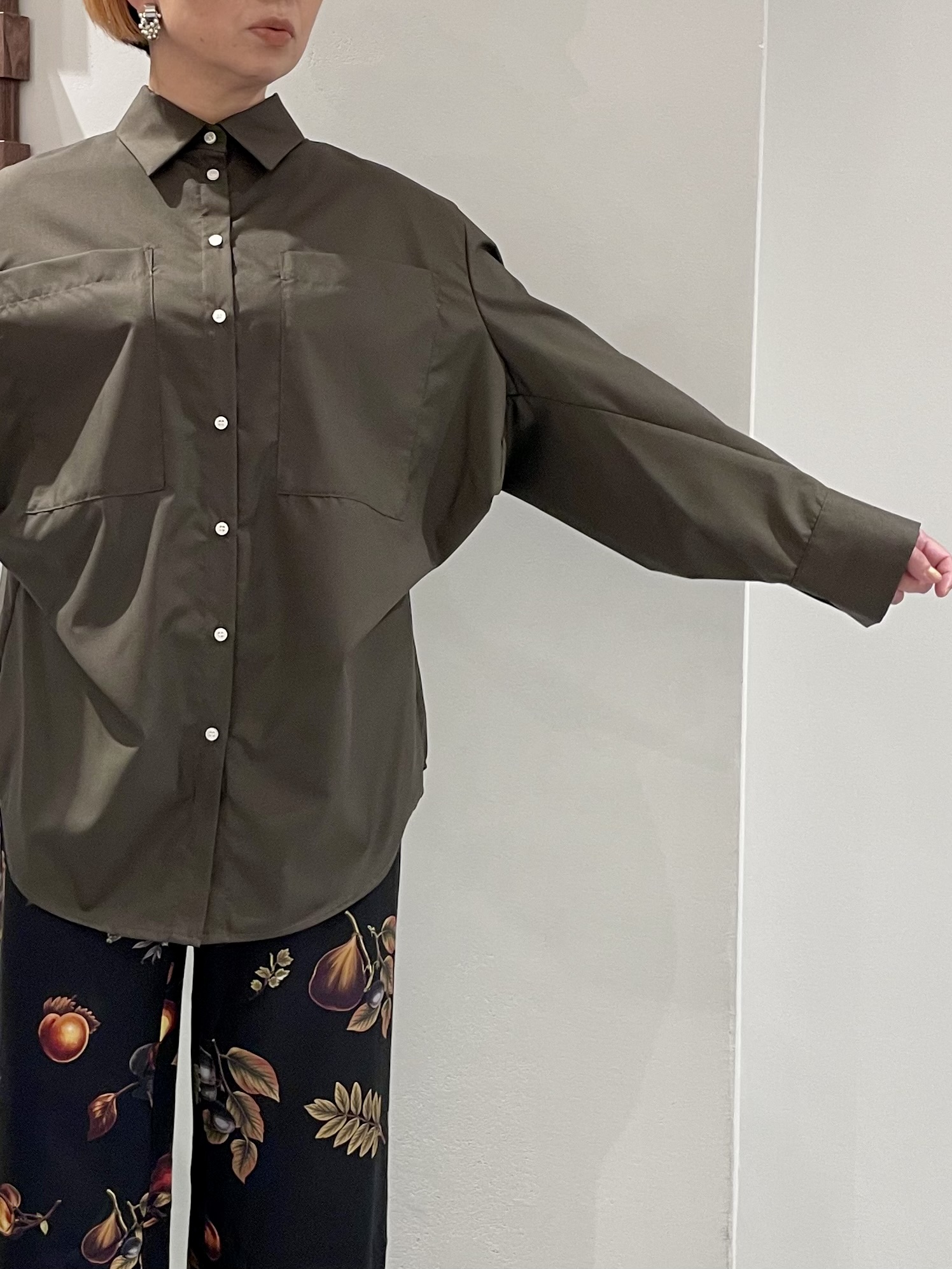 KOUさんの「INDIVI｜タイムレスフォルムシャツ」を使ったコーディネート
