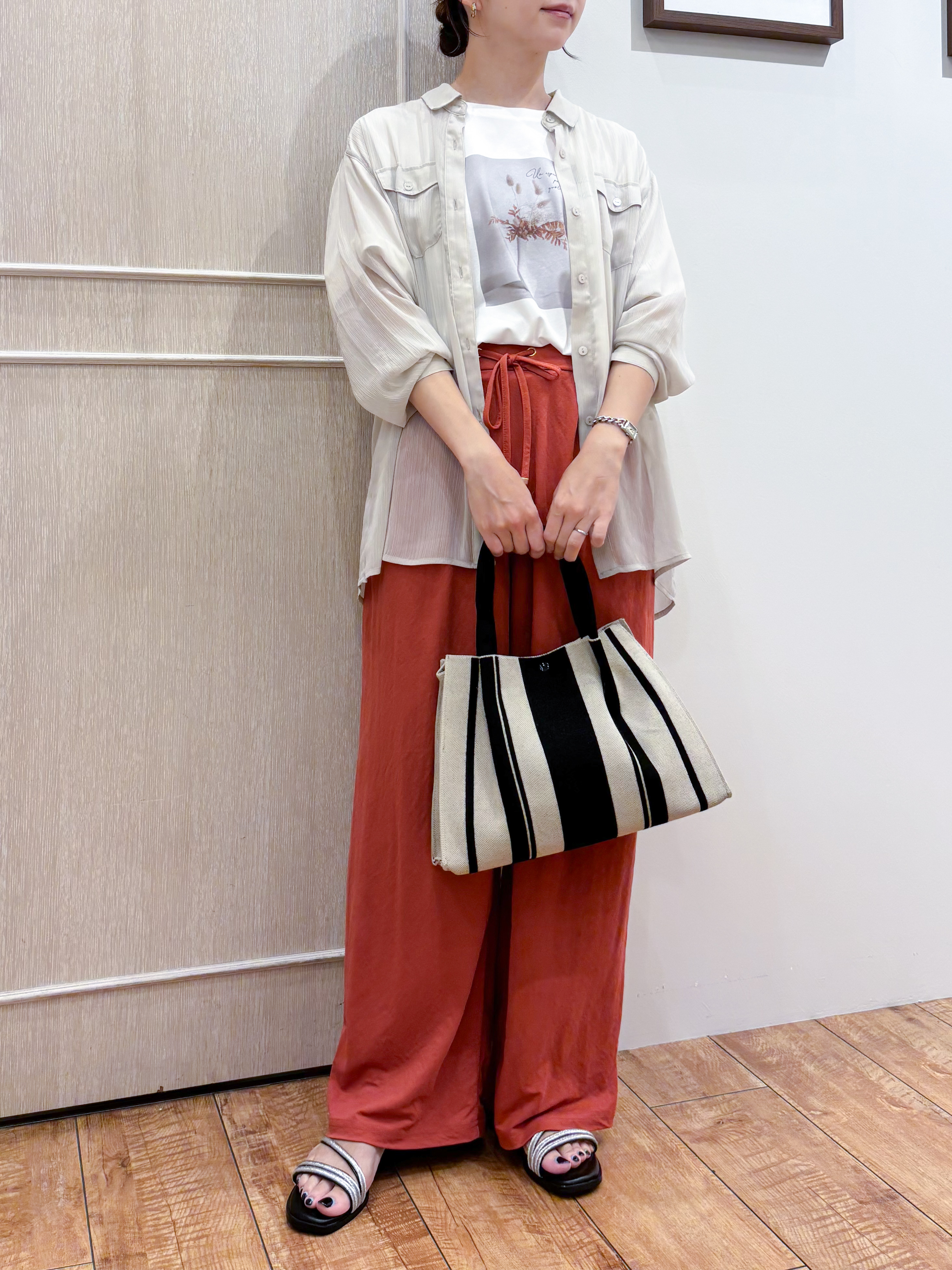 なみさんの「SHOO･LA･RUE｜【洗濯機可】ダブルポケット 楊柳しぼしぼシアーシャツ」を使ったコーディネート