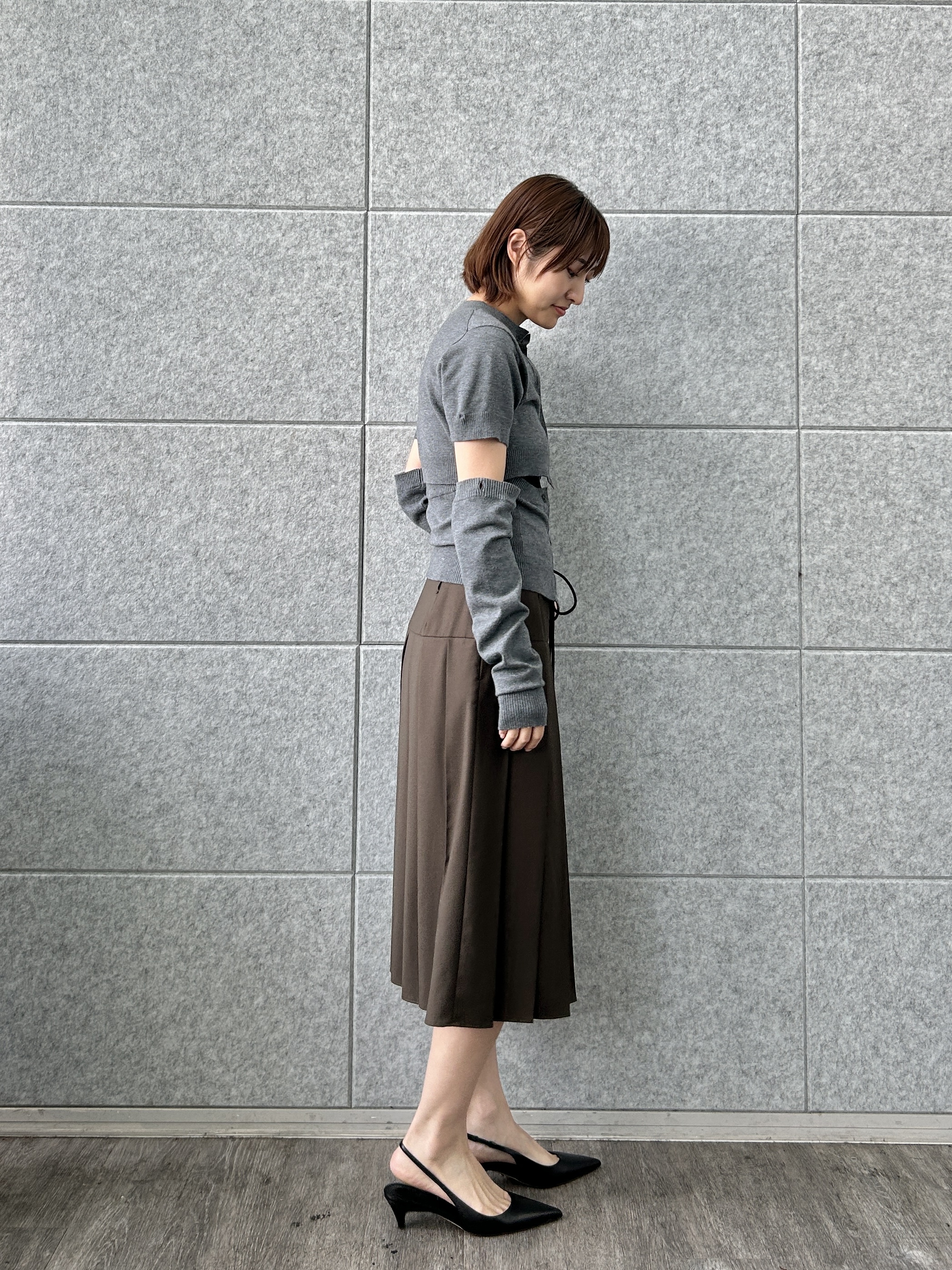 harunaさんの「CODE A｜soft pleated midi skirt」を使ったコーディネート