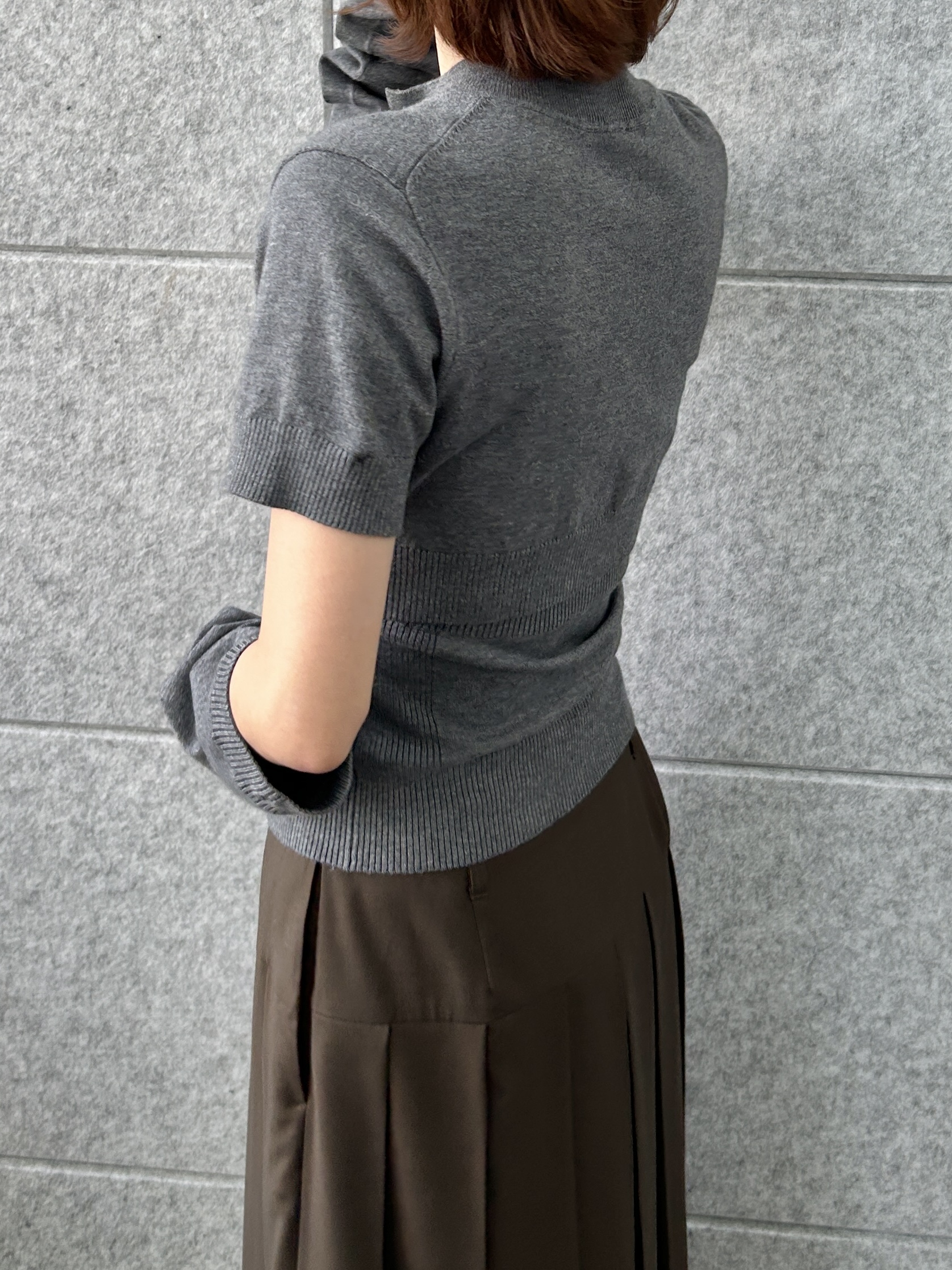 harunaさんの「CODE A｜soft pleated midi skirt」を使ったコーディネート