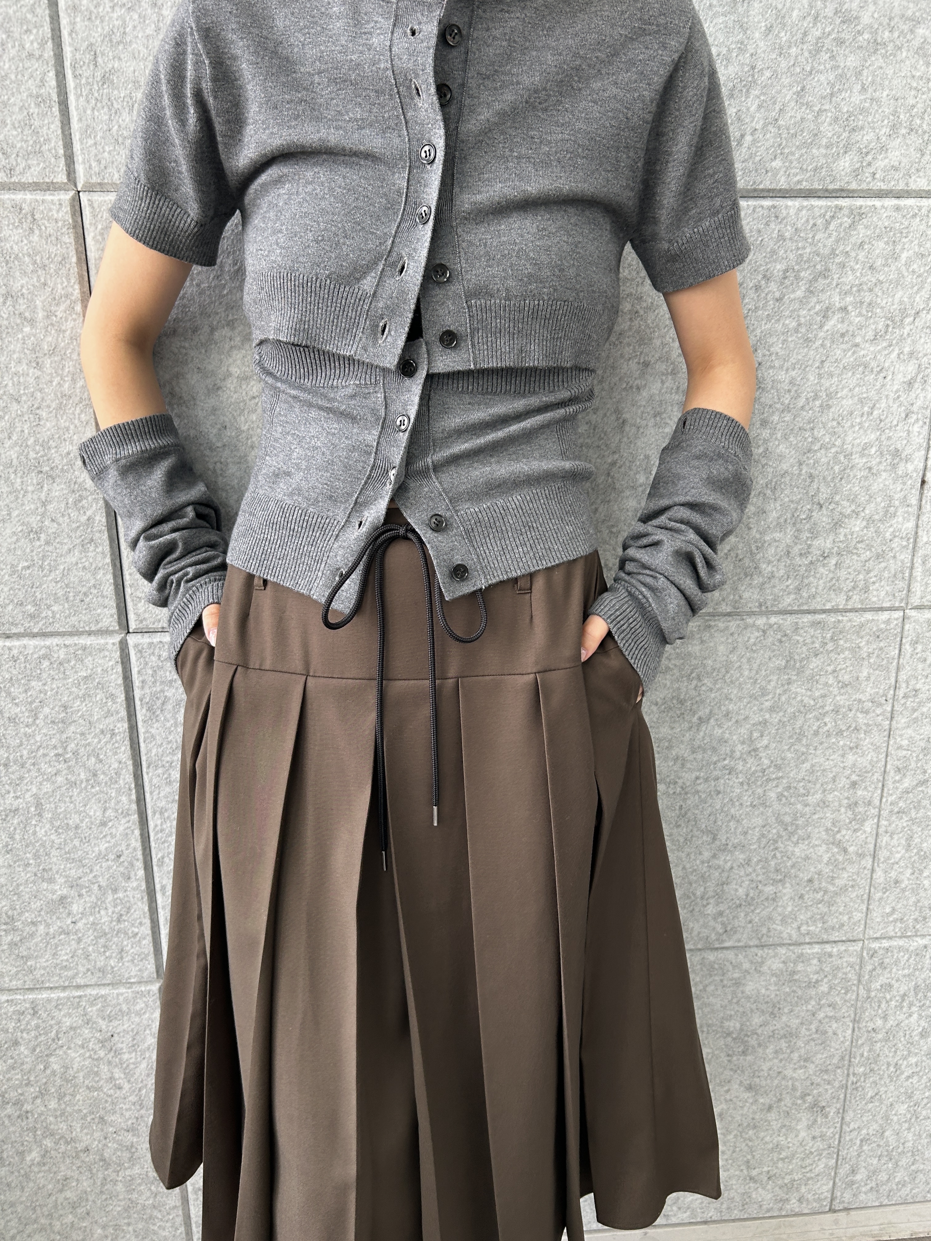 harunaさんの「CODE A｜soft pleated midi skirt」を使ったコーディネート