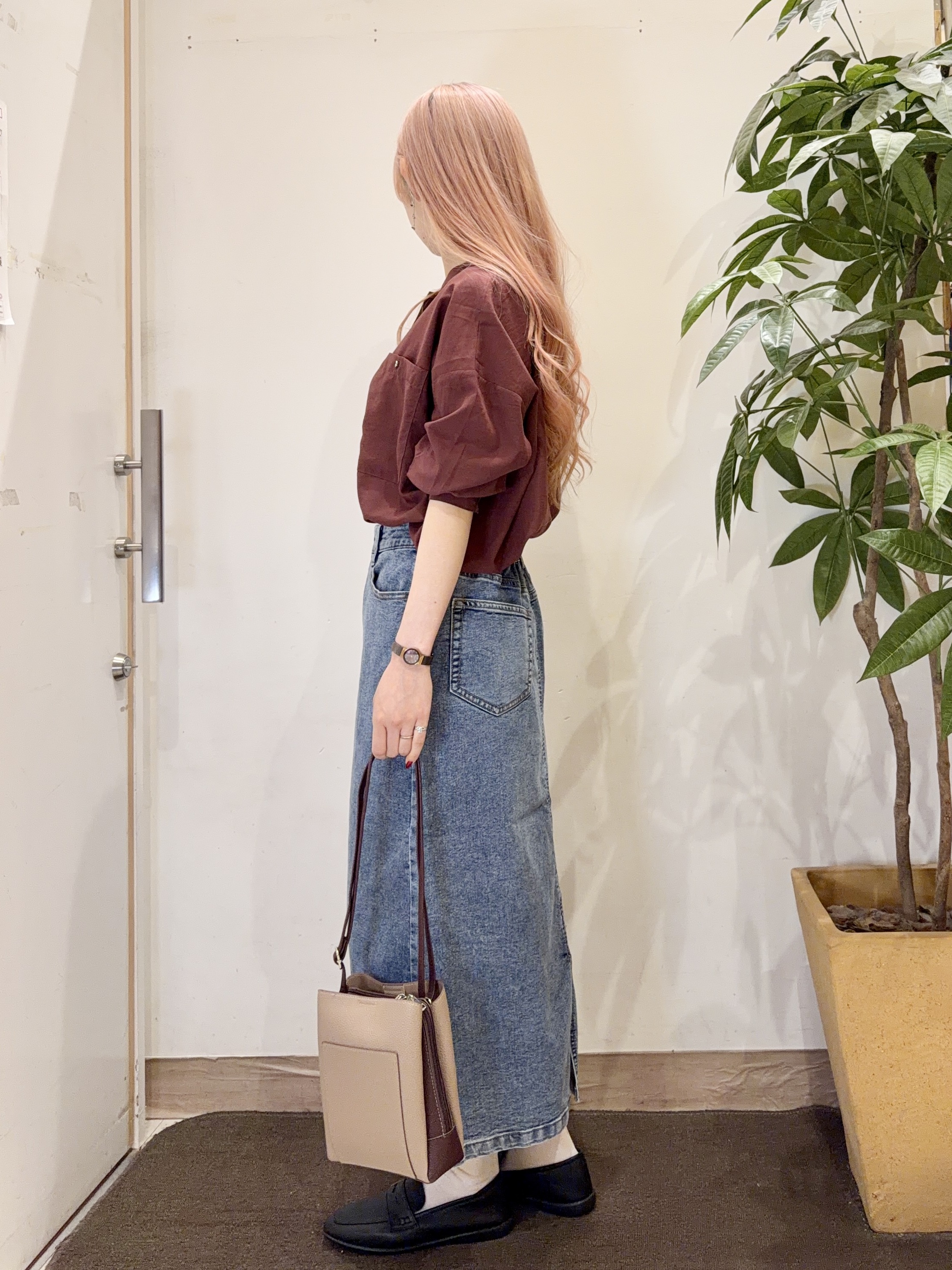 AYUMIさんの「SHOO･LA･RUE｜【洗濯後しわになりにくい/S-LL】キーネック金ボタンポケットシャツ」を使ったコーディネート