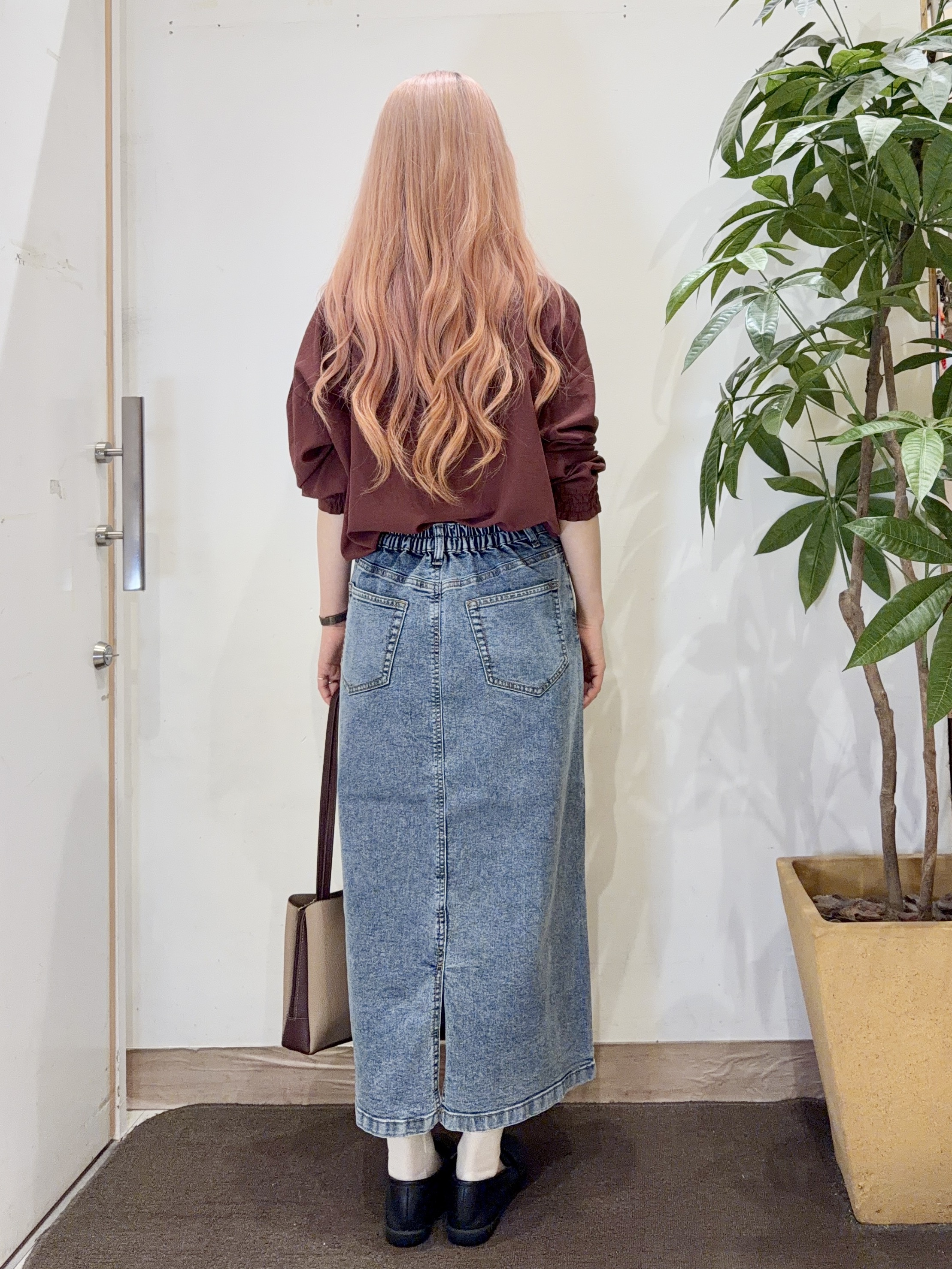 AYUMIさんの「SHOO･LA･RUE｜【洗濯後しわになりにくい/S-LL】キーネック金ボタンポケットシャツ」を使ったコーディネート