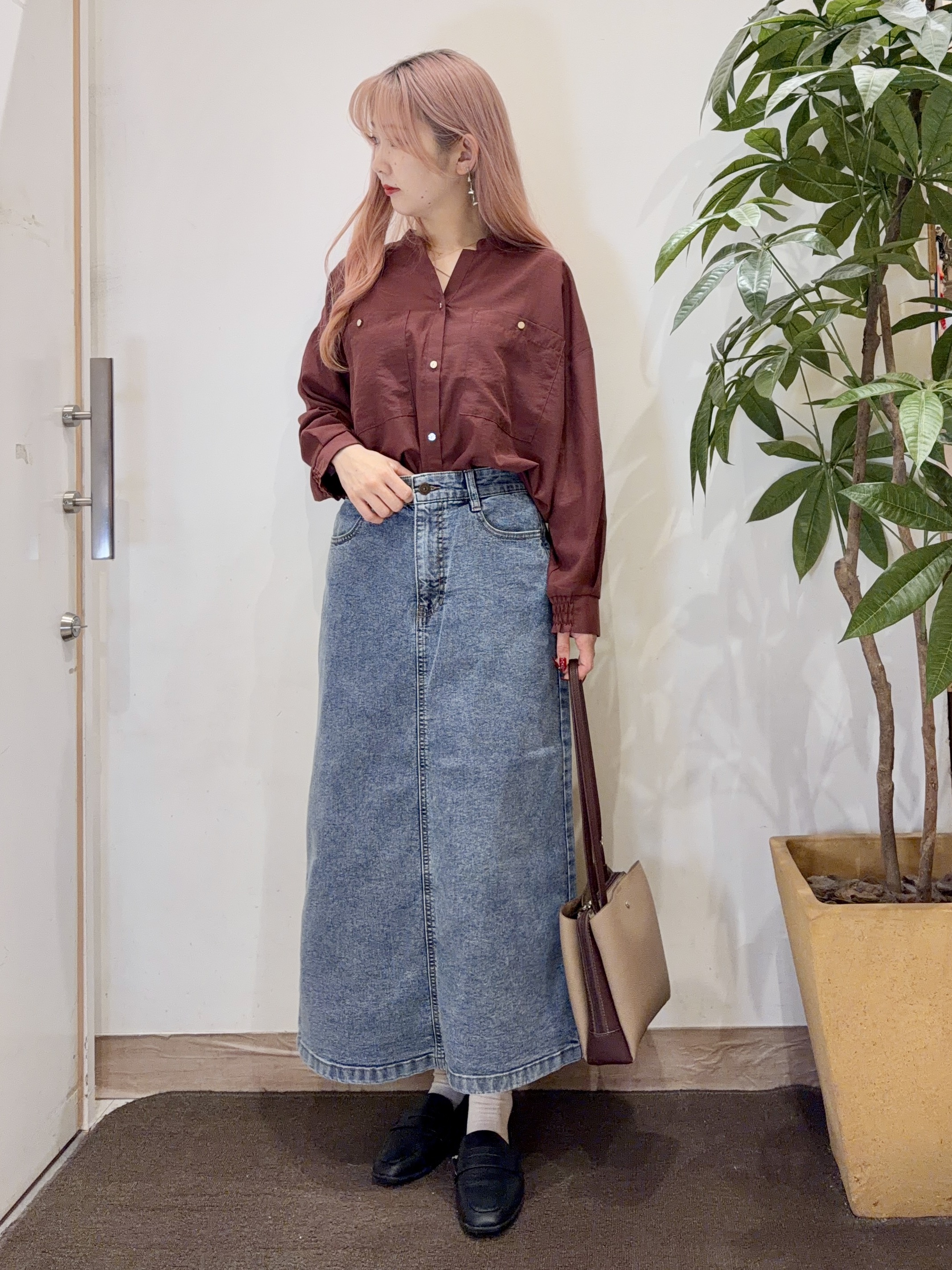AYUMIさんの「SHOO･LA･RUE｜【洗濯後しわになりにくい/S-LL】キーネック金ボタンポケットシャツ」を使ったコーディネート