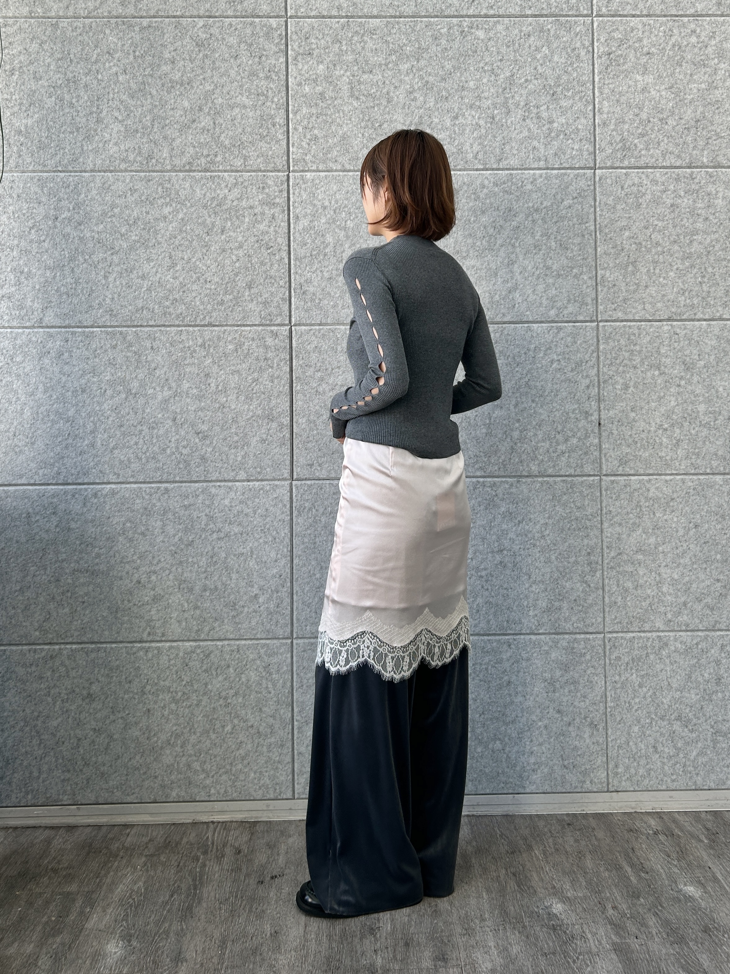 harunaさんの「CODE A｜cut－out sleeve knit top」を使ったコーディネート