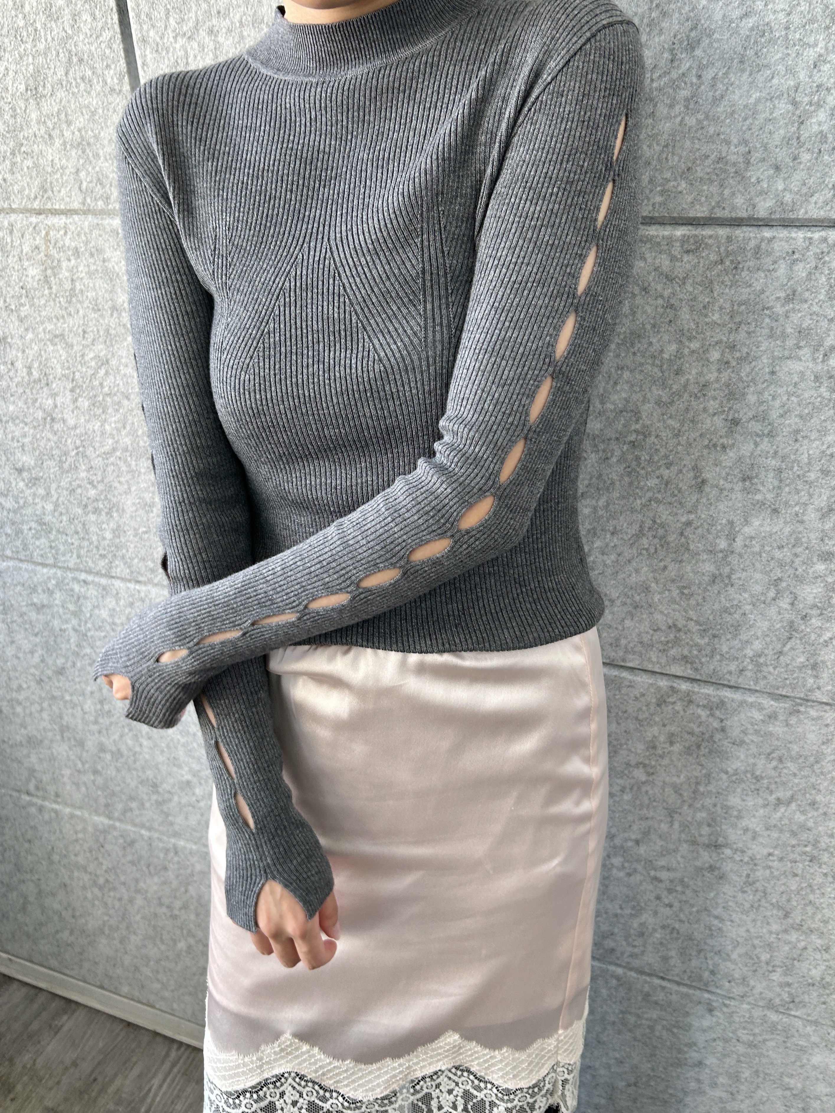 harunaさんの「CODE A｜cut－out sleeve knit top」を使ったコーディネート