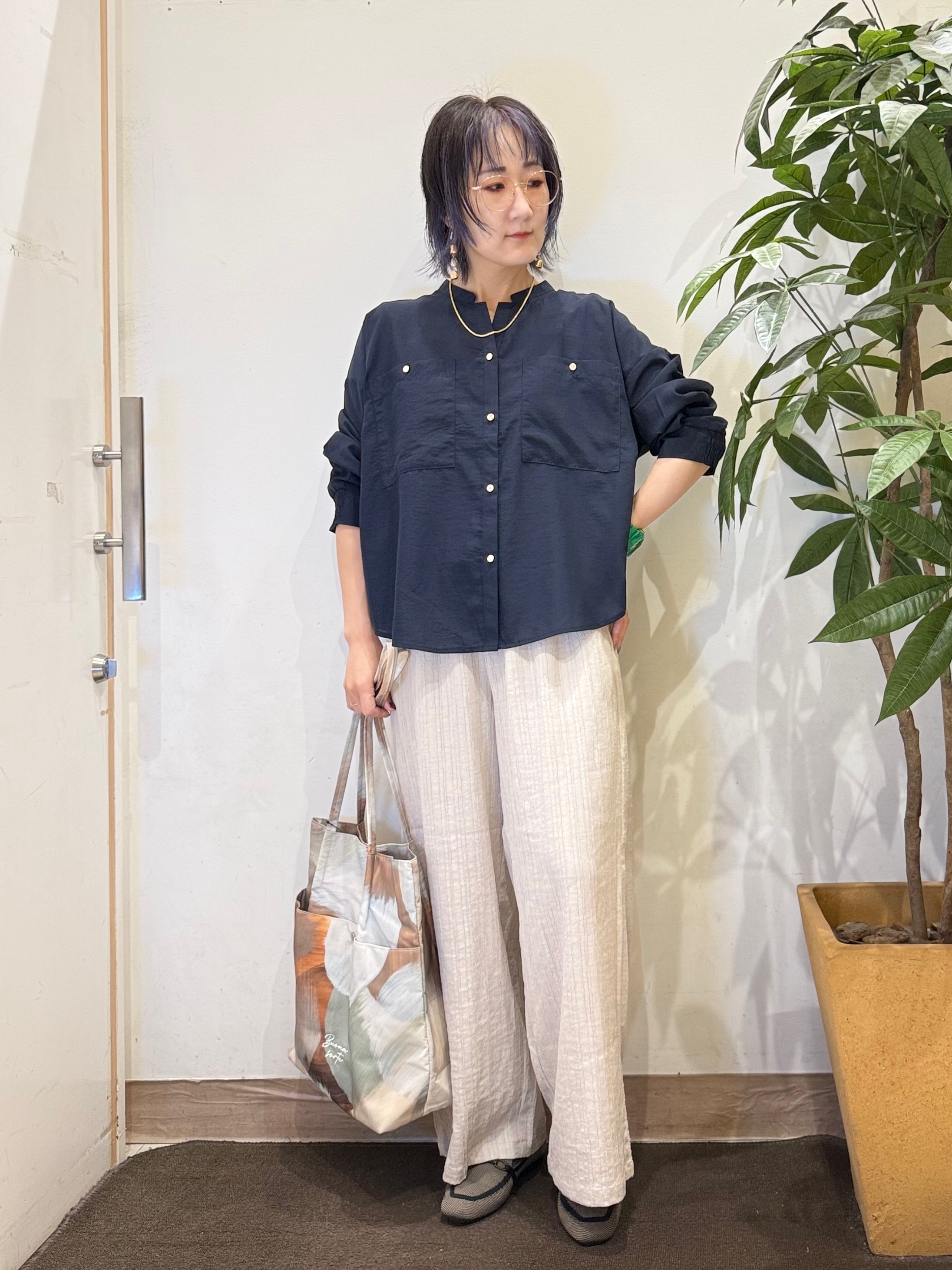 misakiさんの「SHOO･LA･RUE｜【洗濯後しわになりにくい/S-LL】キーネック金ボタンポケットシャツ」を使ったコーディネート