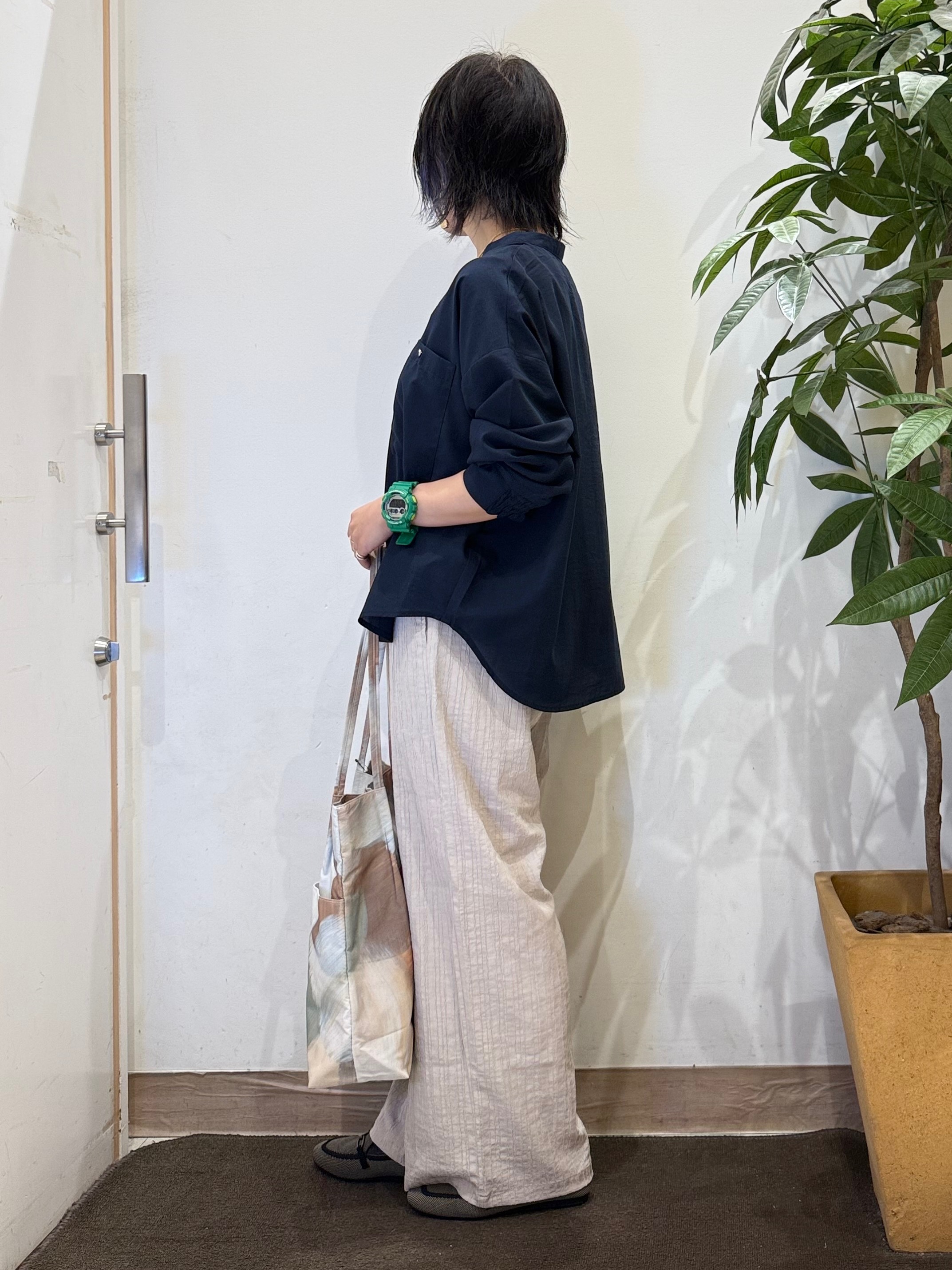 misakiさんの「SHOO･LA･RUE｜【洗濯後しわになりにくい/S-LL】キーネック金ボタンポケットシャツ」を使ったコーディネート