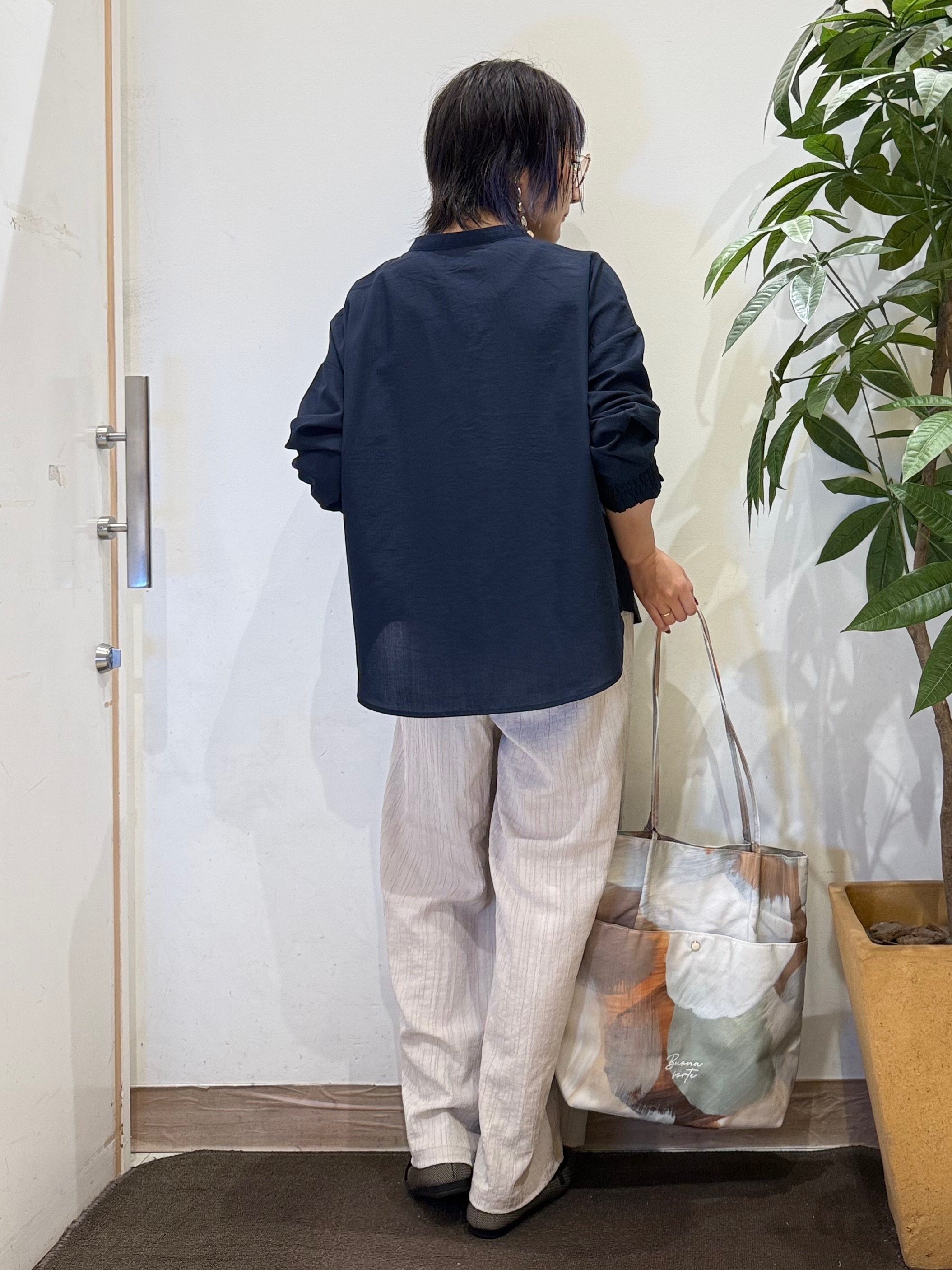 misakiさんの「SHOO･LA･RUE｜【洗濯後しわになりにくい/S-LL】キーネック金ボタンポケットシャツ」を使ったコーディネート