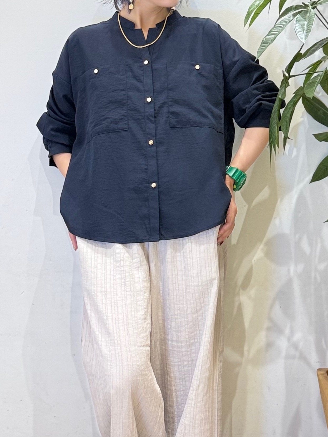 misakiさんの「SHOO･LA･RUE｜【洗濯後しわになりにくい/S-LL】キーネック金ボタンポケットシャツ」を使ったコーディネート