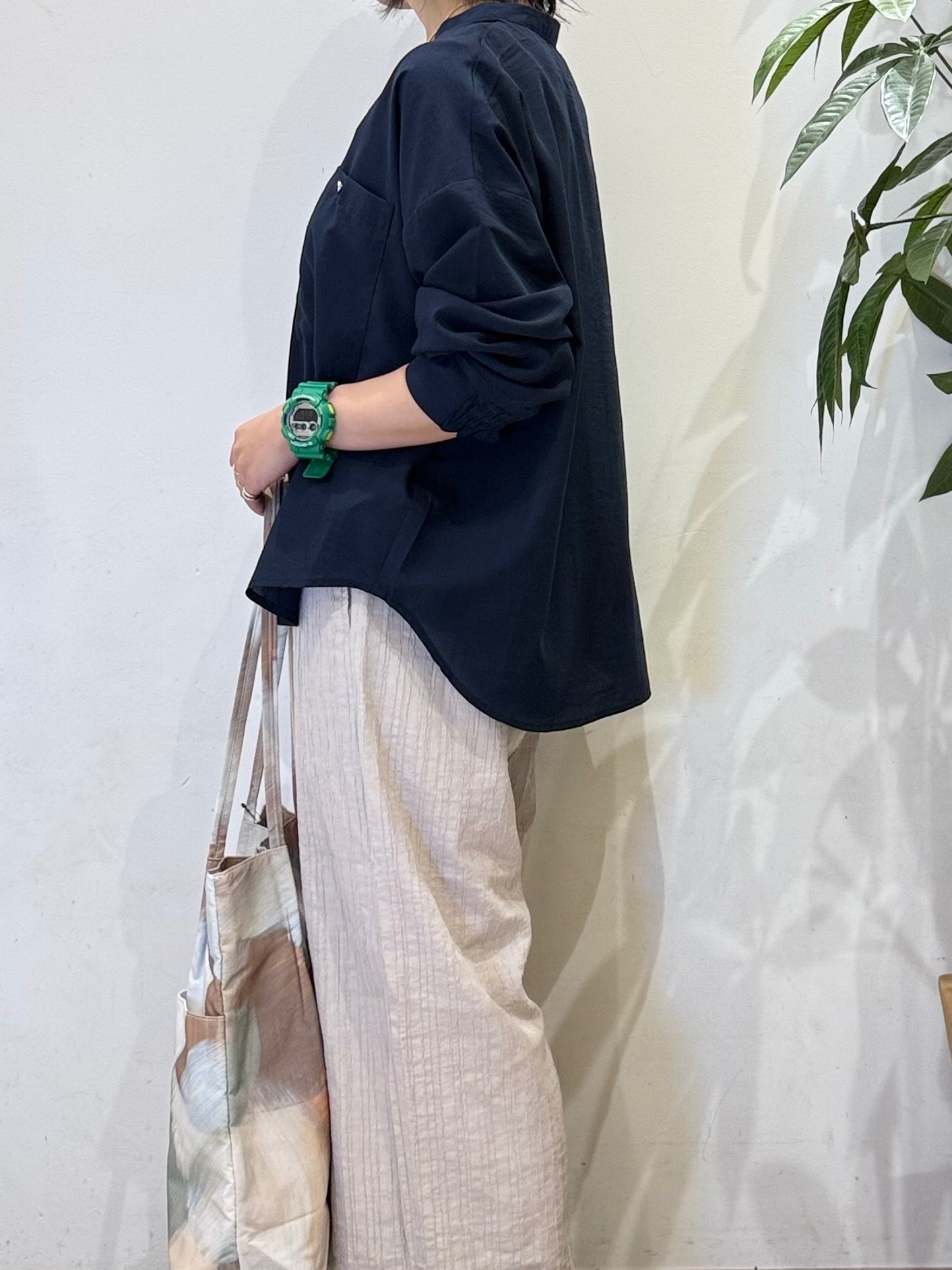 misakiさんの「SHOO･LA･RUE｜【洗濯後しわになりにくい/S-LL】キーネック金ボタンポケットシャツ」を使ったコーディネート